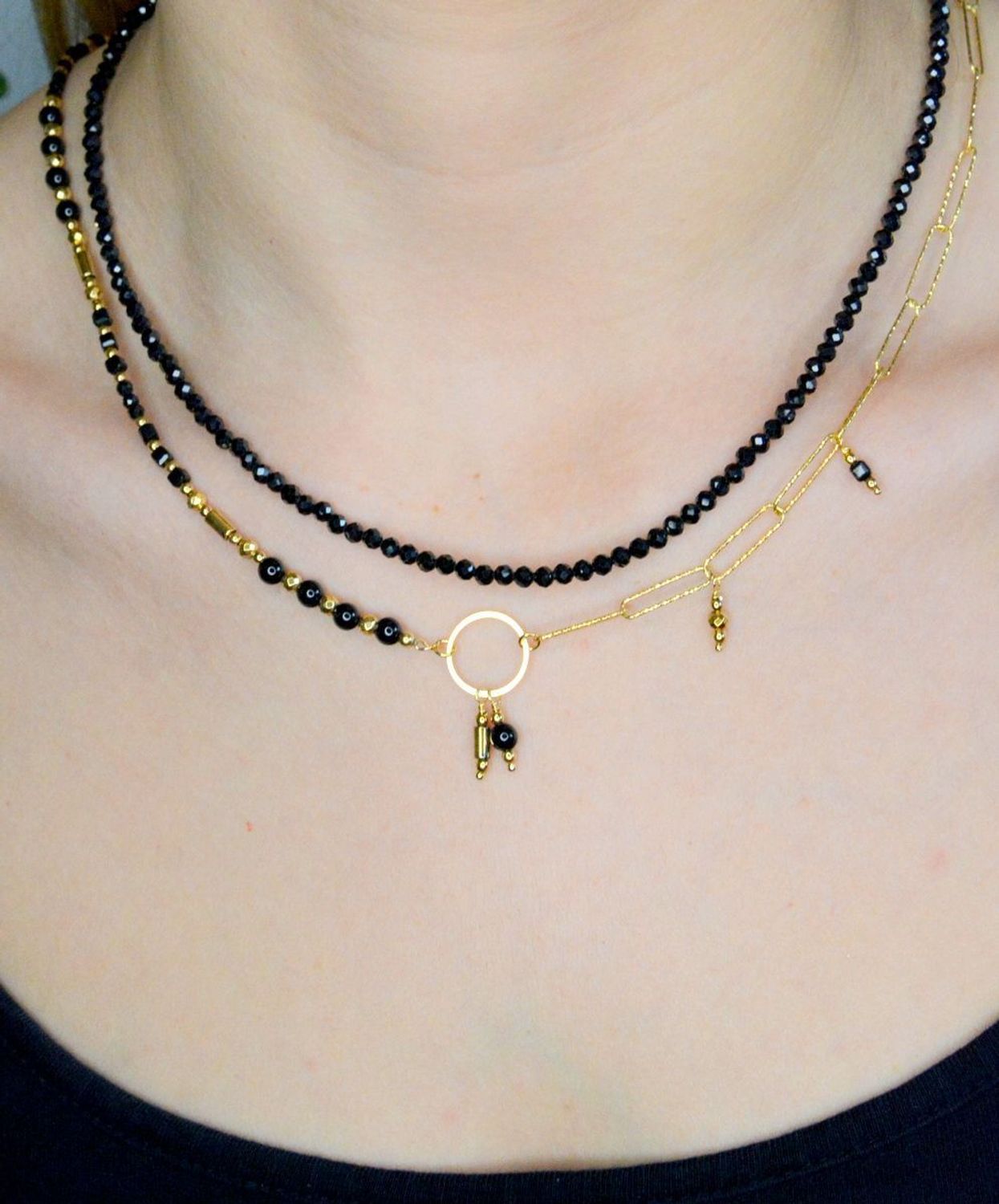 Naszyjnik damski kolorowe kamienie naturalne spinel DIA-NSZ-8056-925.  Naszyjniki z kamieniami naturalnymi od lat zachwycają elegancją i ponadczasowym pięknem. Drobne koraliki kamieni naturalnych w kolorze czarnym. Naszyjnik i.jpg