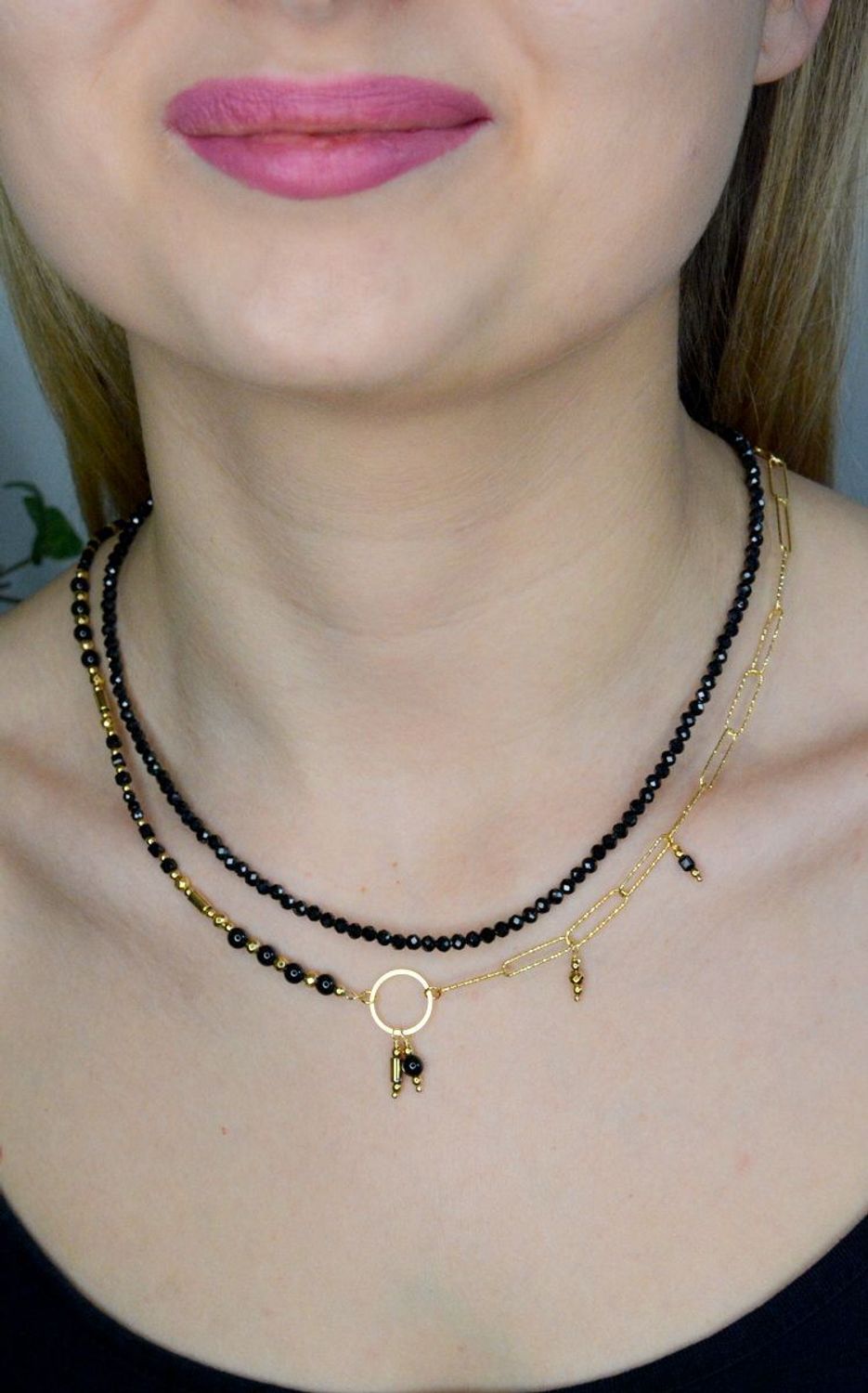 Naszyjnik damski kolorowe kamienie naturalne spinel DIA-NSZ-8056-925.  Naszyjniki z kamieniami naturalnymi od lat zachwycają elegancją i ponadczasowym pięknem. Drobne koraliki kamieni naturalnych w kolorze czarnym. Naszyjnik i.jpg