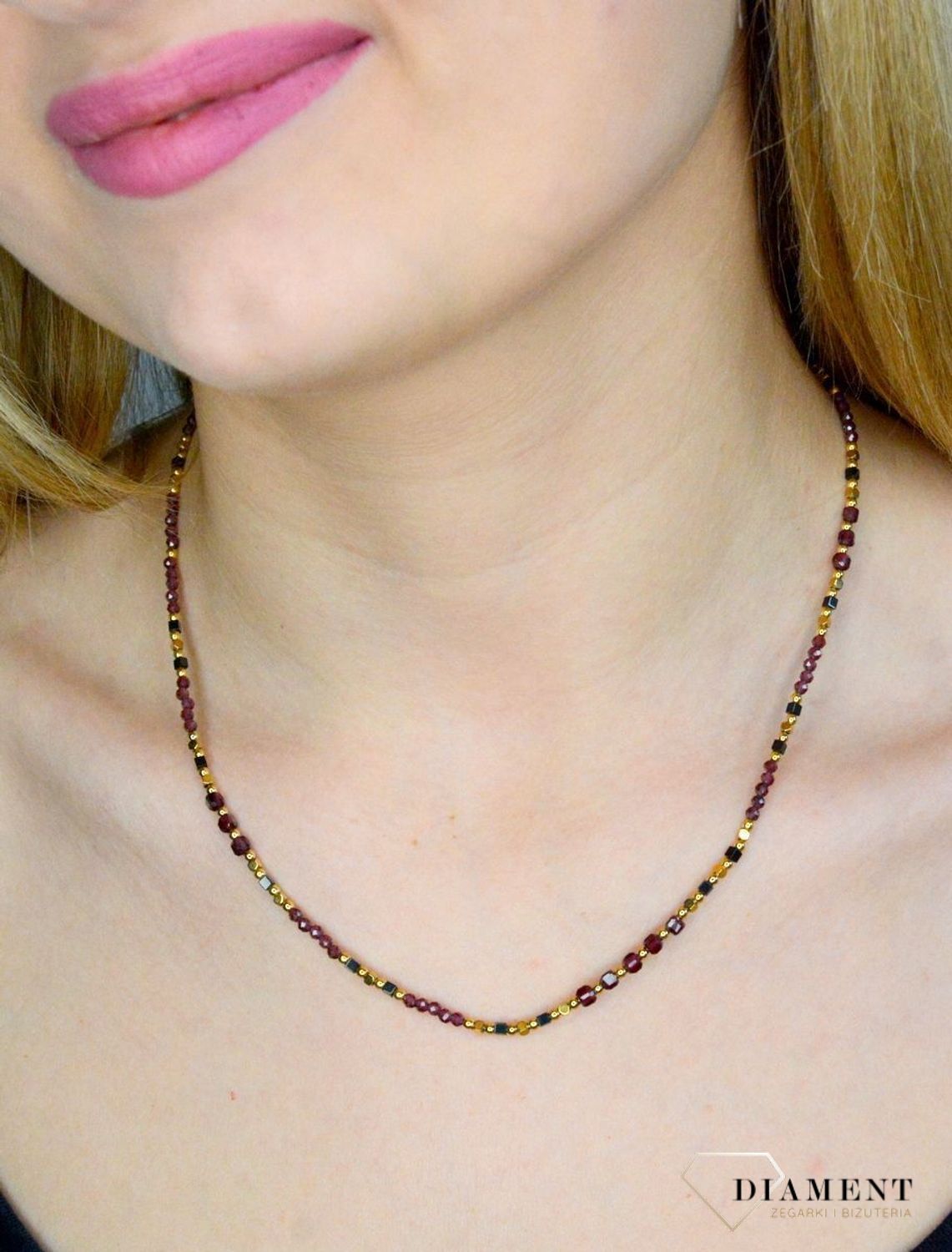 Naszyjnik damski kolorowe kamienie naturalne granat DIA-NSZ-8058-925.  Naszyjniki z kamieniami naturalnymi od lat zachwycają elegancją i ponadczasowym pięknem. Drobne koraliki kamieni naturalnych w odcieniach różu i złota. Nas.jpg