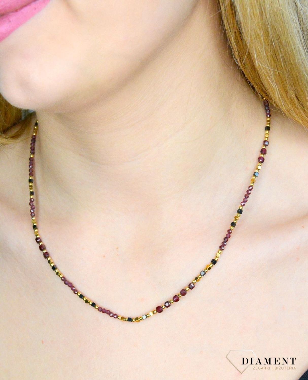 Naszyjnik damski kolorowe kamienie naturalne granat DIA-NSZ-8058-925.  Naszyjniki z kamieniami naturalnymi od lat zachwycają elegancją i ponadczasowym pięknem. Drobne koraliki kamieni naturalnych w odcieniach różu i złota. Nas.jpg