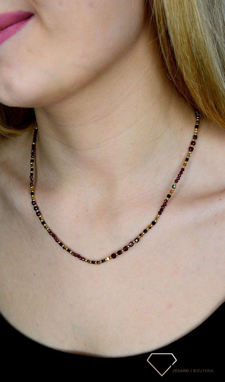 Naszyjnik damski kolorowe kamienie naturalne granat DIA-NSZ-8058-925.  Naszyjniki z kamieniami naturalnymi od lat zachwycają elegancją i ponadczasowym pięknem. Drobne koraliki kamieni naturalnych w odcieniach różu i złota. Nas.jpg