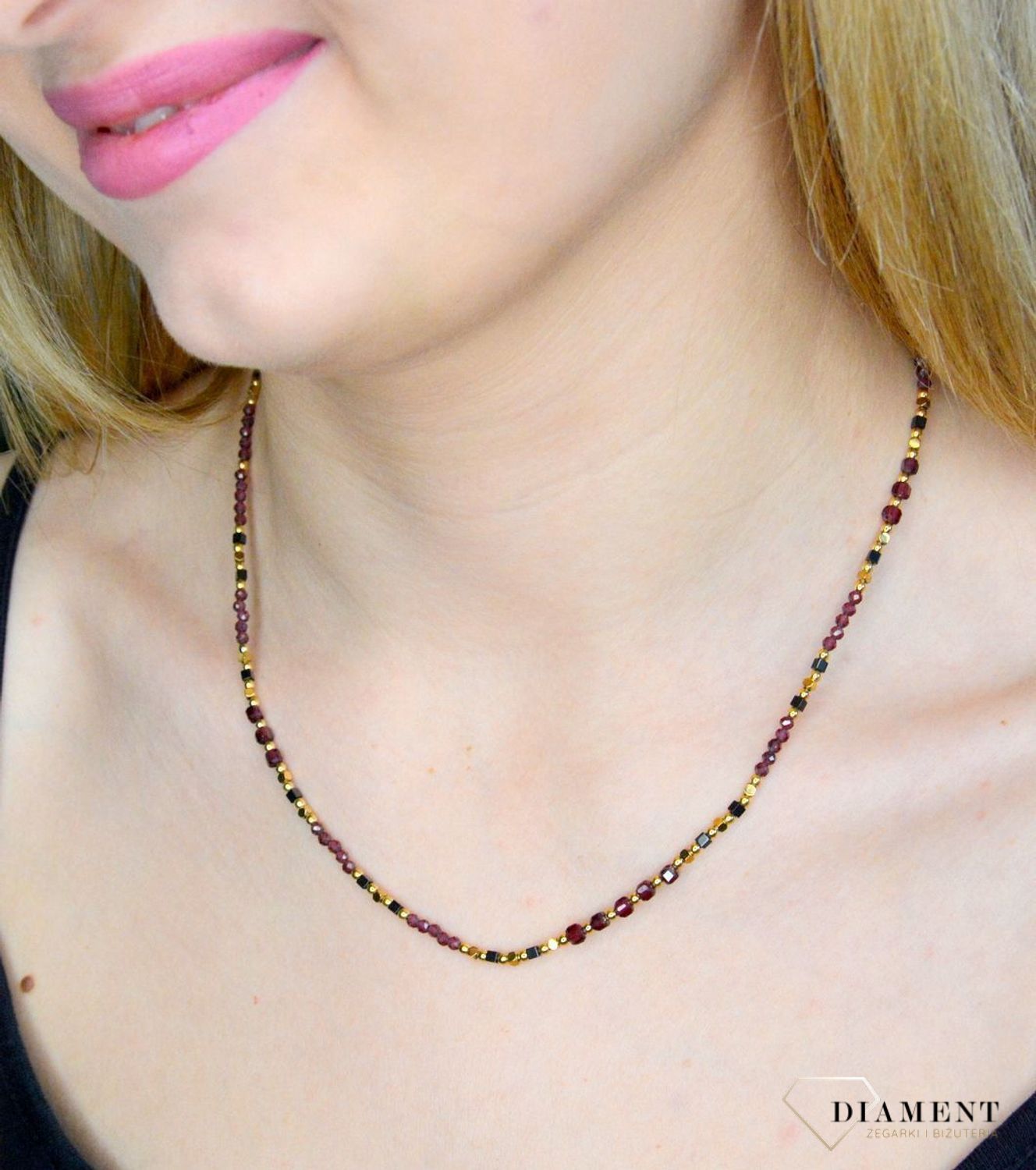 Naszyjnik damski kolorowe kamienie naturalne granat DIA-NSZ-8058-925.  Naszyjniki z kamieniami naturalnymi od lat zachwycają elegancją i ponadczasowym pięknem. Drobne koraliki kamieni naturalnych w odcieniach różu i złota. Nas.jpg