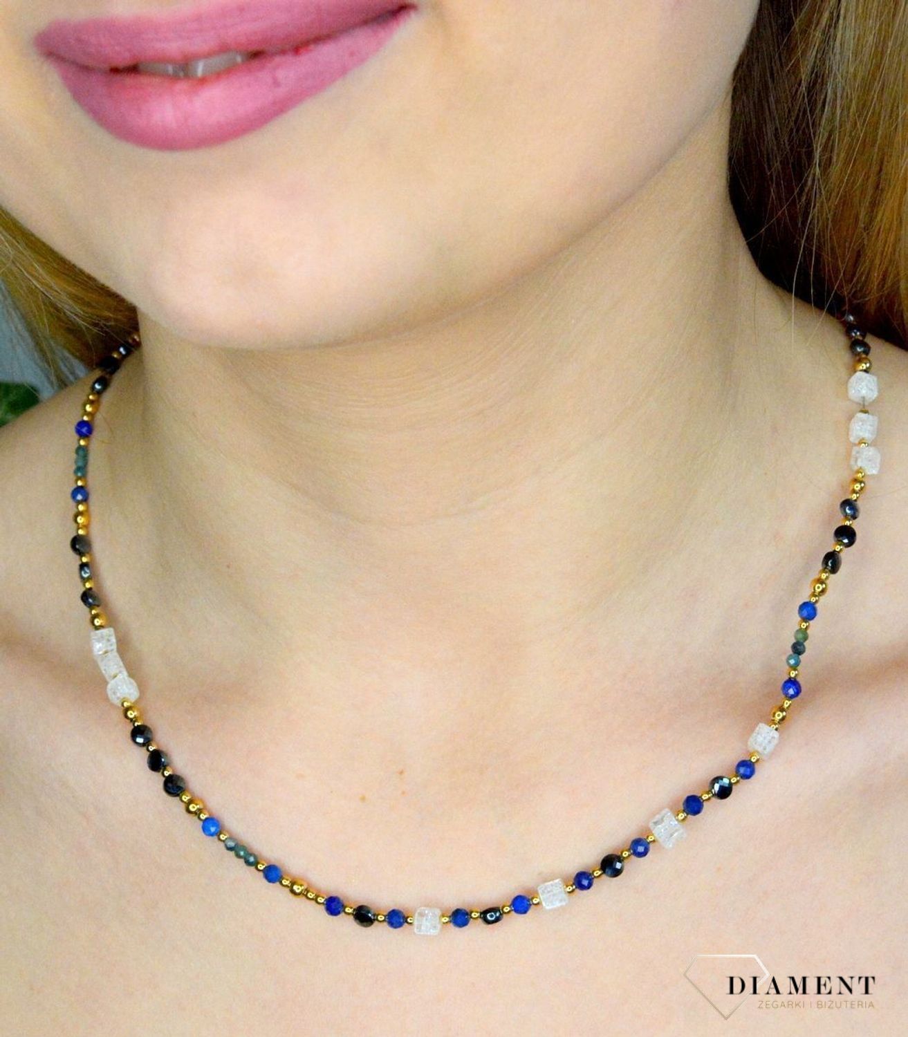 Naszyjnik damski kolorowe kamienie naturalne kryształ górski, turmalin, granat DIA-NSZ-8059-925. Naszyjniki z kamieniami naturalnymi od lat zachwycają elegancją i ponadczasowym pięknem. Drobne koraliki kamieni naturalnych w ko.jpg