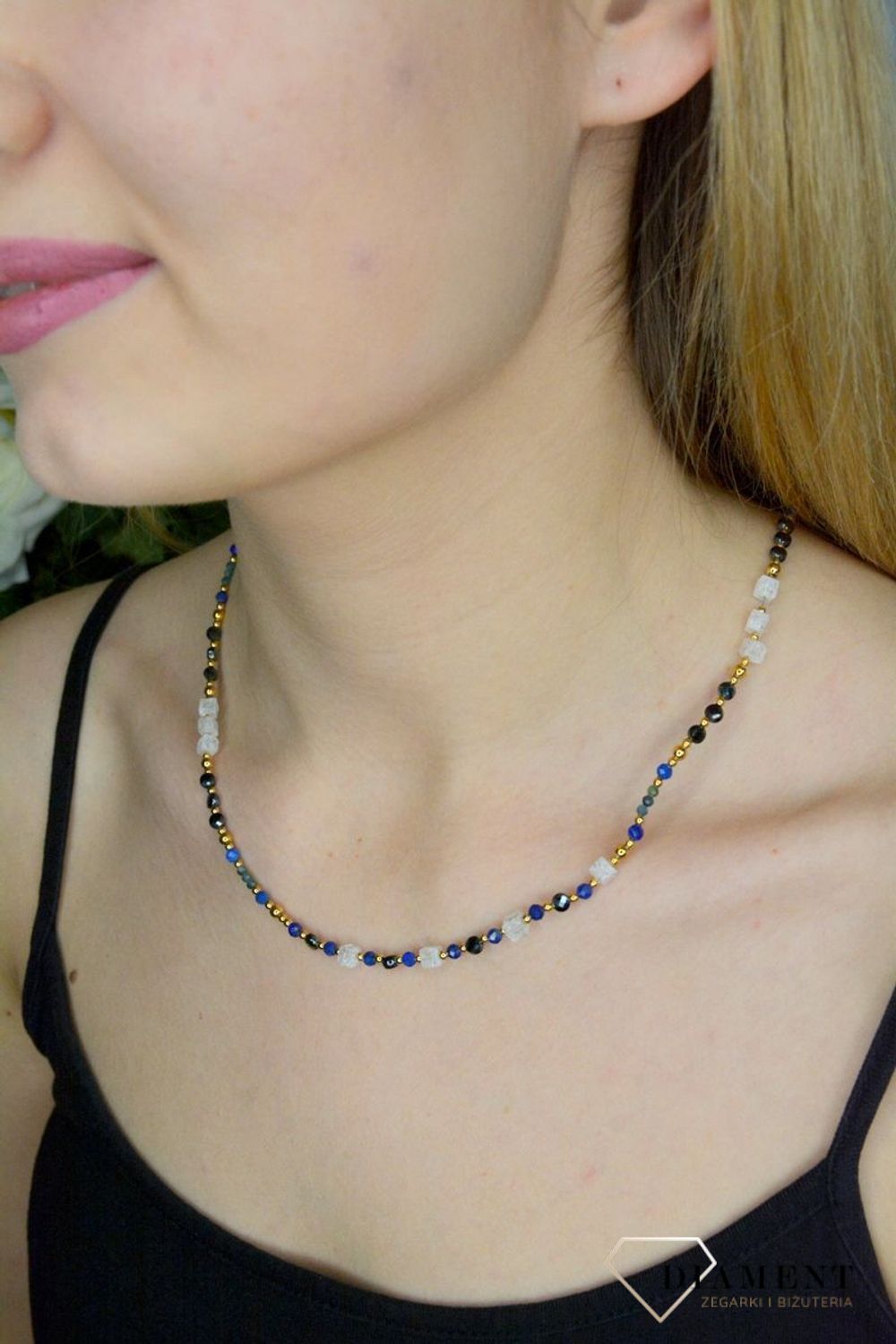 Naszyjnik damski kolorowe kamienie naturalne kryształ górski, turmalin, granat DIA-NSZ-8059-925. Naszyjniki z kamieniami naturalnymi od lat zachwycają elegancją i ponadczasowym pięknem. Drobne koraliki kamieni naturalnych w ko.jpg
