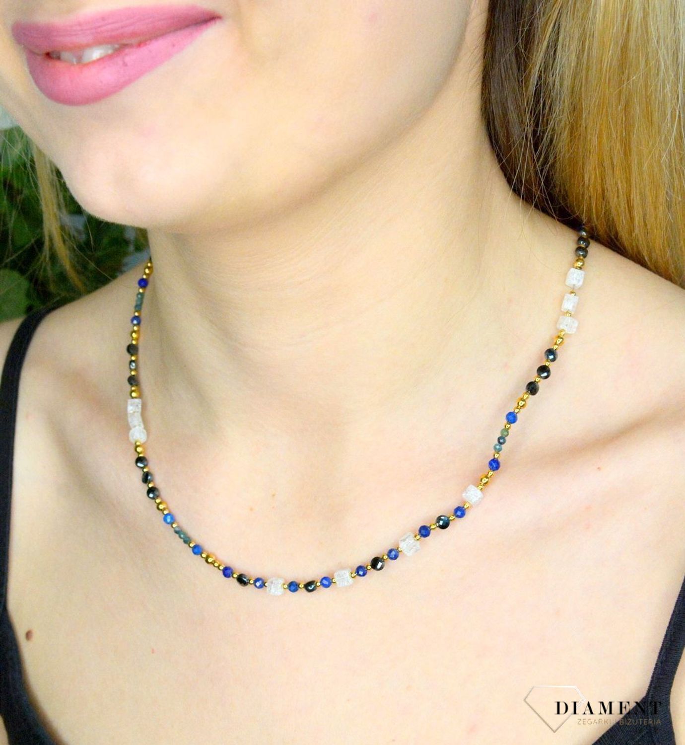 Naszyjnik damski kolorowe kamienie naturalne kryształ górski, turmalin, granat DIA-NSZ-8059-925. Naszyjniki z kamieniami naturalnymi od lat zachwycają elegancją i ponadczasowym pięknem. Drobne koraliki kamieni naturalnych w ko.jpg
