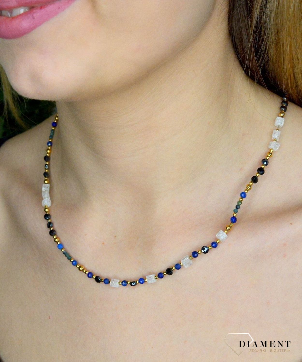 Naszyjnik damski kolorowe kamienie naturalne kryształ górski, turmalin, granat DIA-NSZ-8059-925. Naszyjniki z kamieniami naturalnymi od lat zachwycają elegancją i ponadczasowym pięknem. Drobne koraliki kamieni naturalnych w ko.jpg