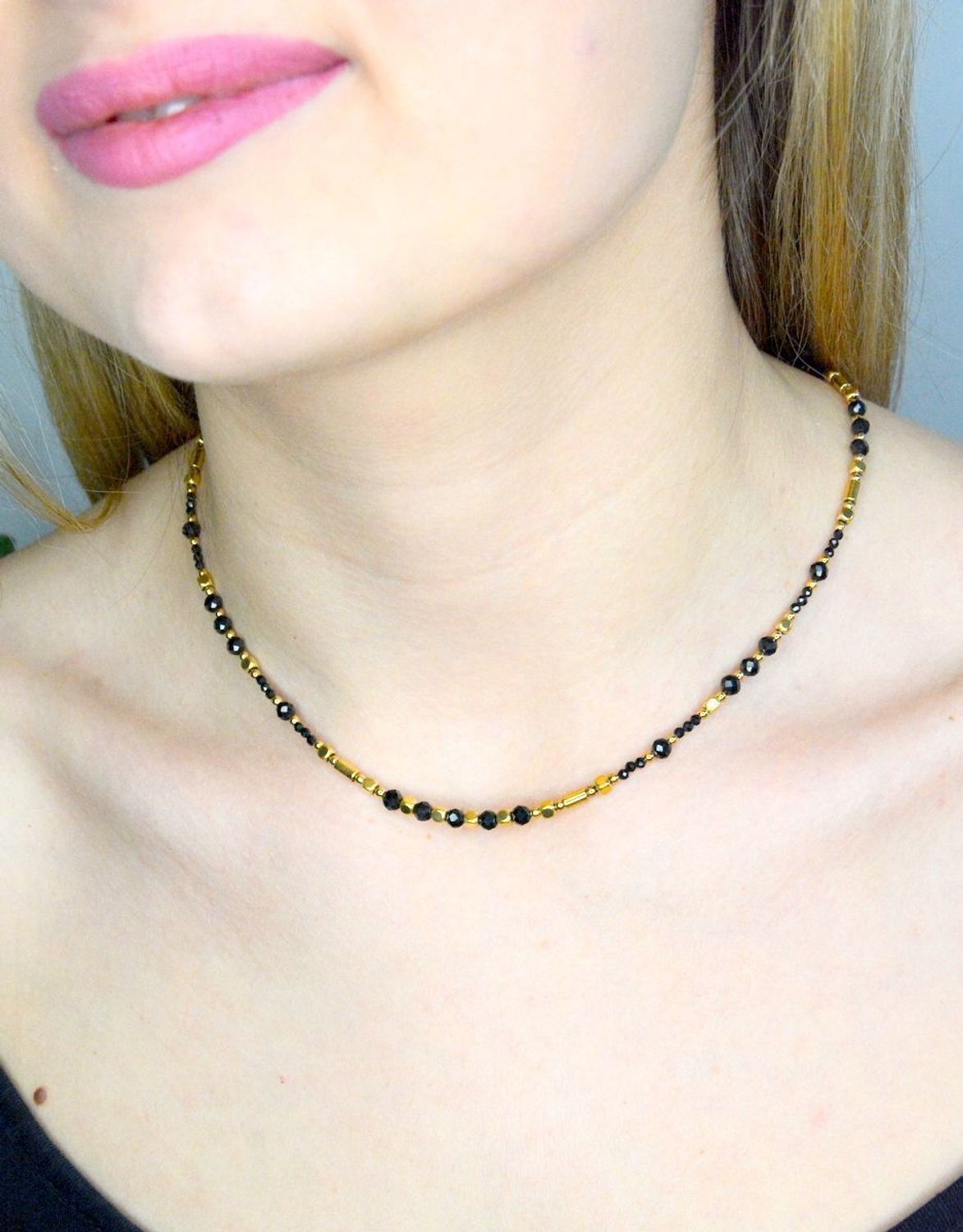 Naszyjnik damski z kamieniami naturalnymi czarny spinel i turmalin DIA-NSZ-8061-925. Okazały naszyjnik ze srebra pokrytego złotem z czarnymi kamieniami i złotymi dodatkami. Idealna biżuteria do małe (3).JPG