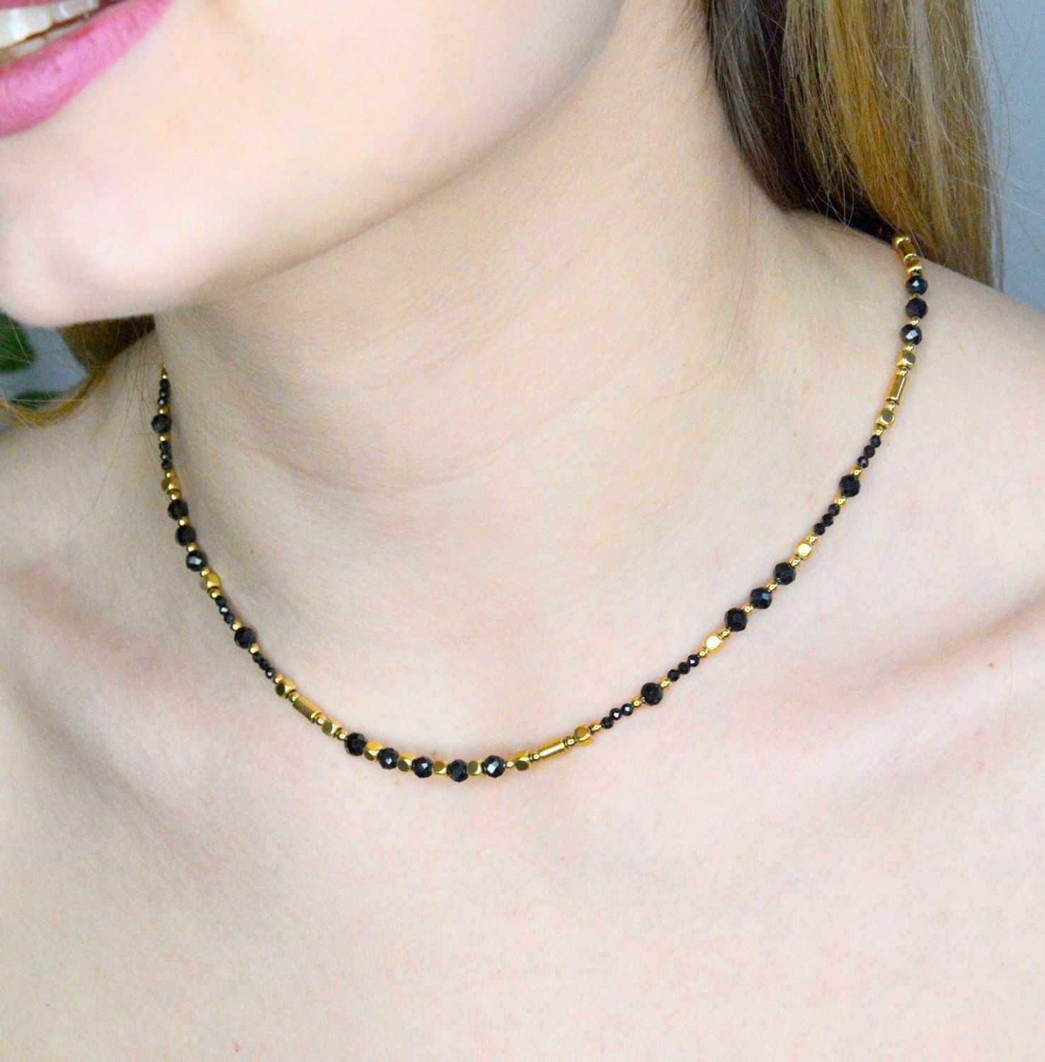 Naszyjnik damski z kamieniami naturalnymi czarny spinel i turmalin DIA-NSZ-8061-925. Okazały naszyjnik ze srebra pokrytego złotem z czarnymi kamieniami i złotymi dodatkami. Idealna biżuteria do małe (3).JPG