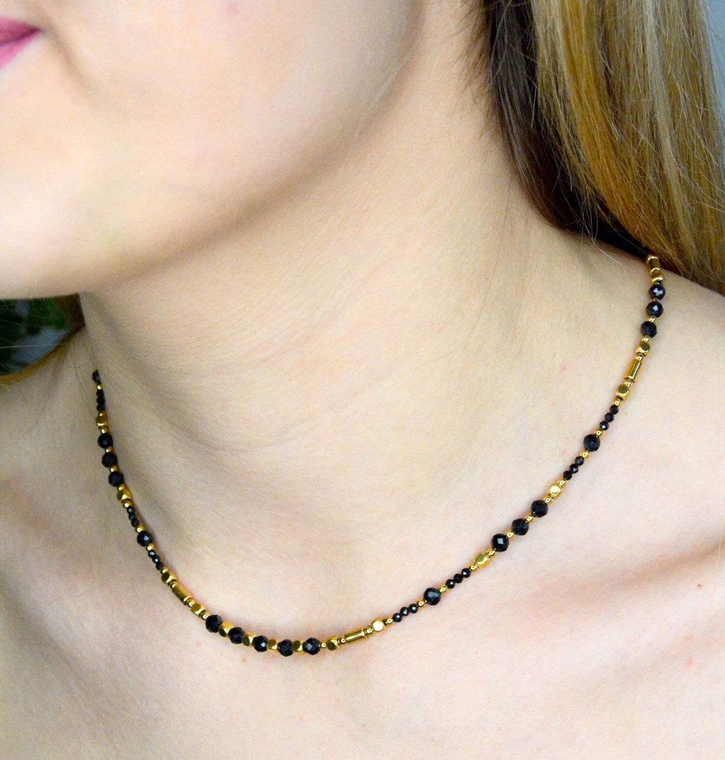 Naszyjnik damski z kamieniami naturalnymi czarny spinel i turmalin DIA-NSZ-8061-925. Okazały naszyjnik ze srebra pokrytego złotem z czarnymi kamieniami i złotymi dodatkami. Idealna biżuteria do małe (3).JPG