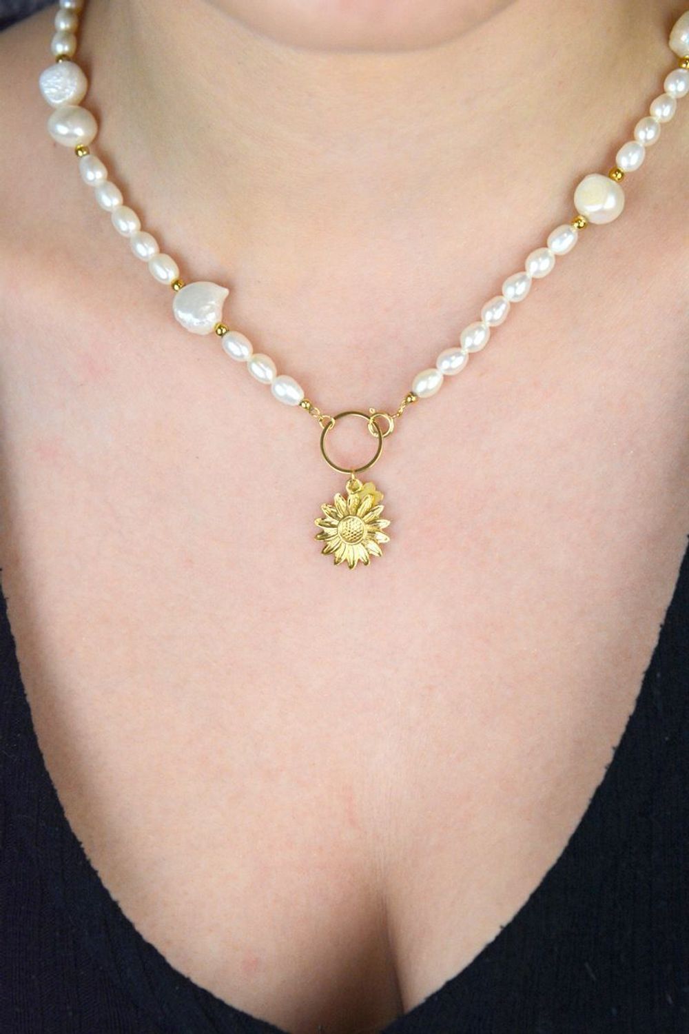 Naszyjnik z białych pereł hodowlanych 45 cm  Pozłacane detale i zawieszka słonecznik.jpg