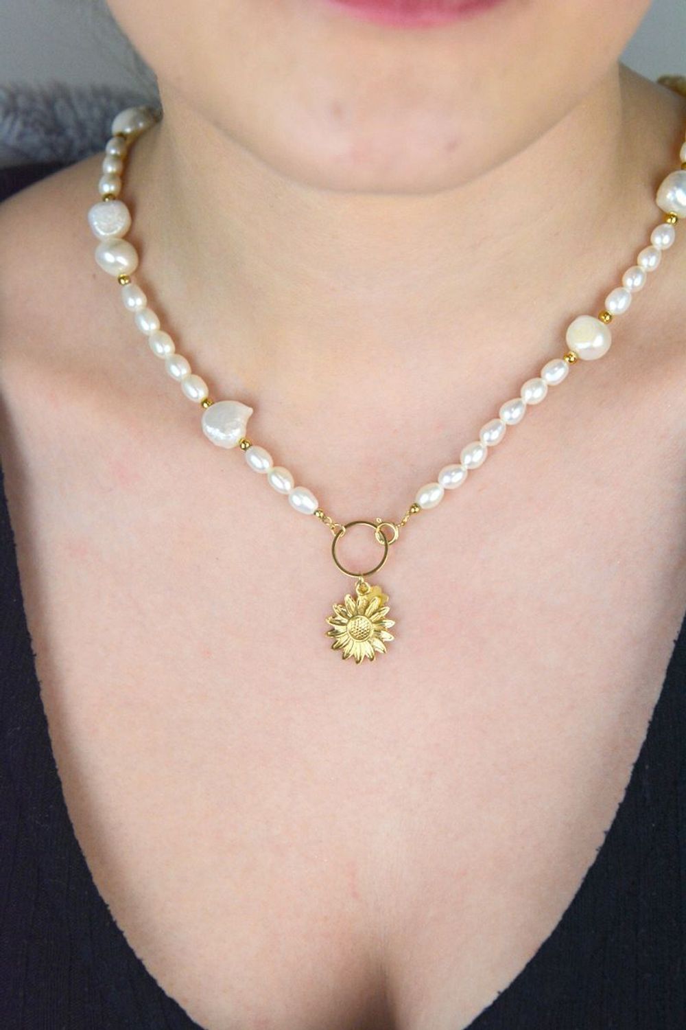 Naszyjnik z białych pereł hodowlanych 45 cm  Pozłacane detale i zawieszka słonecznik.jpg