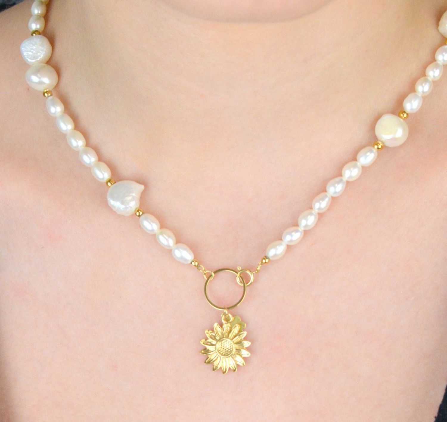 Naszyjnik z białych pereł hodowlanych 45 cm  Pozłacane detale i zawieszka słonecznik.jpg