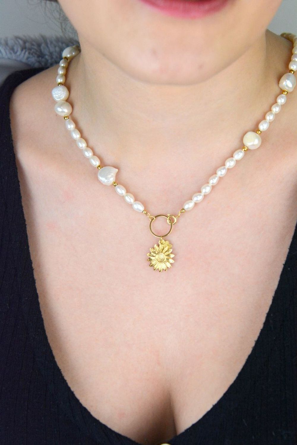 Naszyjnik z białych pereł hodowlanych 45 cm  Pozłacane detale i zawieszka słonecznik.jpg