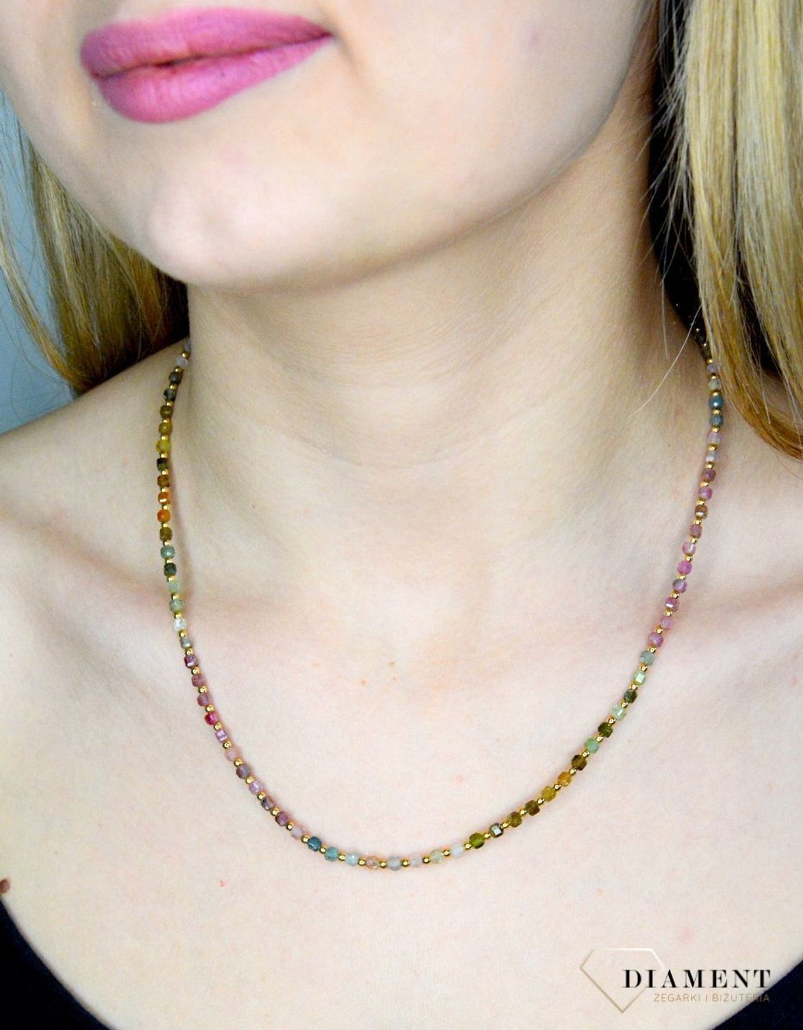 Naszyjnik damski kolorowe kamienie naturalne agat, turmalin DIA-NSZ-8063-925. Naszyjniki z kamieniami naturalnymi od lat zachwycają elegancją i ponadczasowym pięknem. Drobne koraliki kamieni naturalnych w odcieniach różu i zie.jpg