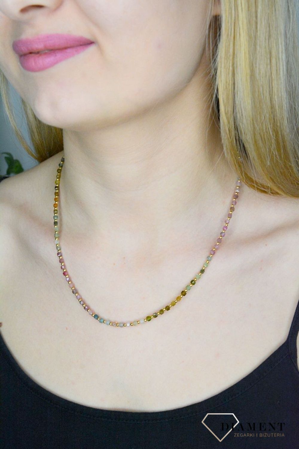 Naszyjnik damski kolorowe kamienie naturalne agat, turmalin DIA-NSZ-8063-925. Naszyjniki z kamieniami naturalnymi od lat zachwycają elegancją i ponadczasowym pięknem. Drobne koraliki kamieni naturalnych w odcieniach różu i zie.jpg