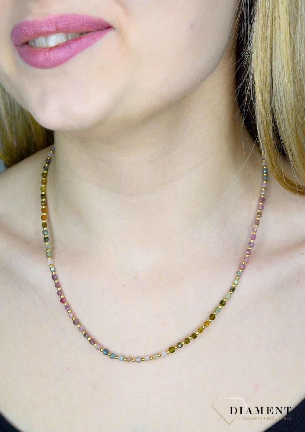 Naszyjnik damski kolorowe kamienie naturalne agat, turmalin DIA-NSZ-8063-925. Naszyjniki z kamieniami naturalnymi od lat zachwycają elegancją i ponadczasowym pięknem. Drobne koraliki kamieni naturalnych w odcieniach różu i zie.jpg