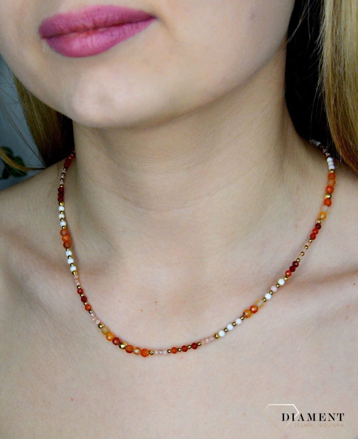 Naszyjnik damski kolorowe kamienie naturalne agat,opal,karneol DIA-NSZ-8066-925. Naszyjniki z kamieniami naturalnymi od lat zachwycają elegancją i ponadczasowym pięknem. Drobne koraliki kamieni naturalnych w odcieniach czerwie.jpg