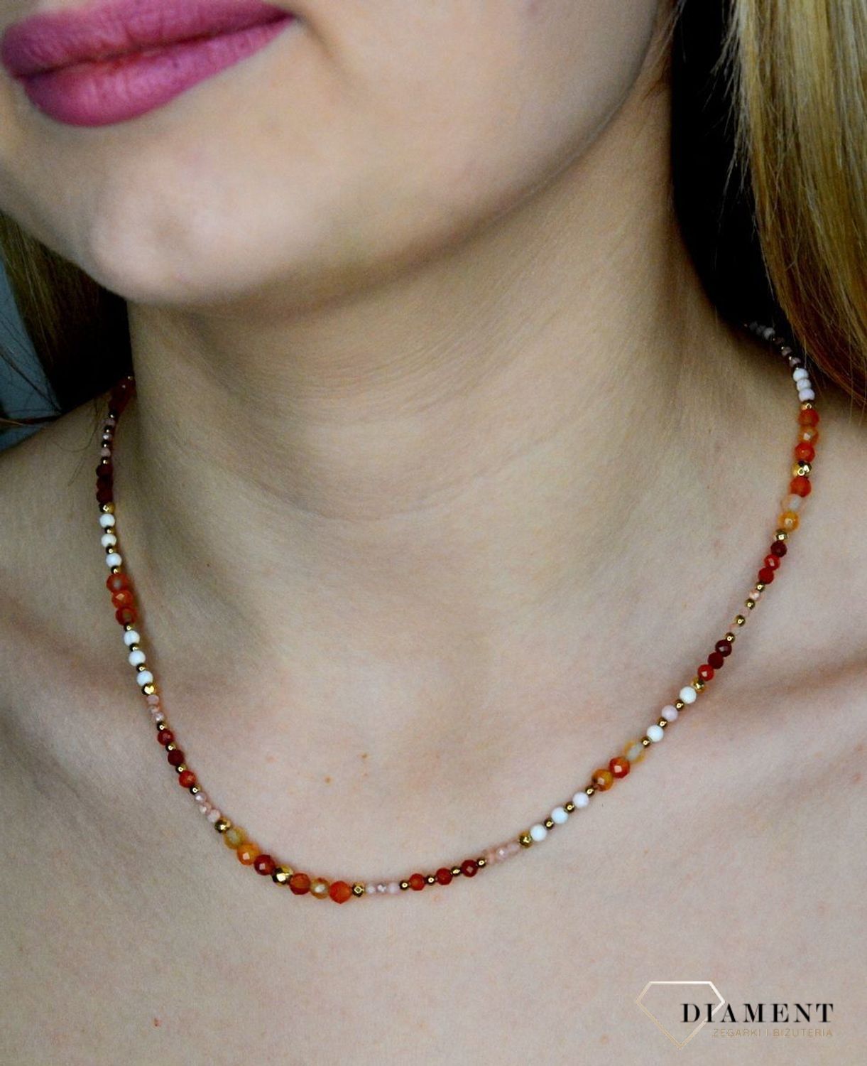 Naszyjnik damski kolorowe kamienie naturalne agat,opal,karneol DIA-NSZ-8066-925. Naszyjniki z kamieniami naturalnymi od lat zachwycają elegancją i ponadczasowym pięknem. Drobne koraliki kamieni naturalnych w odcieniach czerwie.jpg