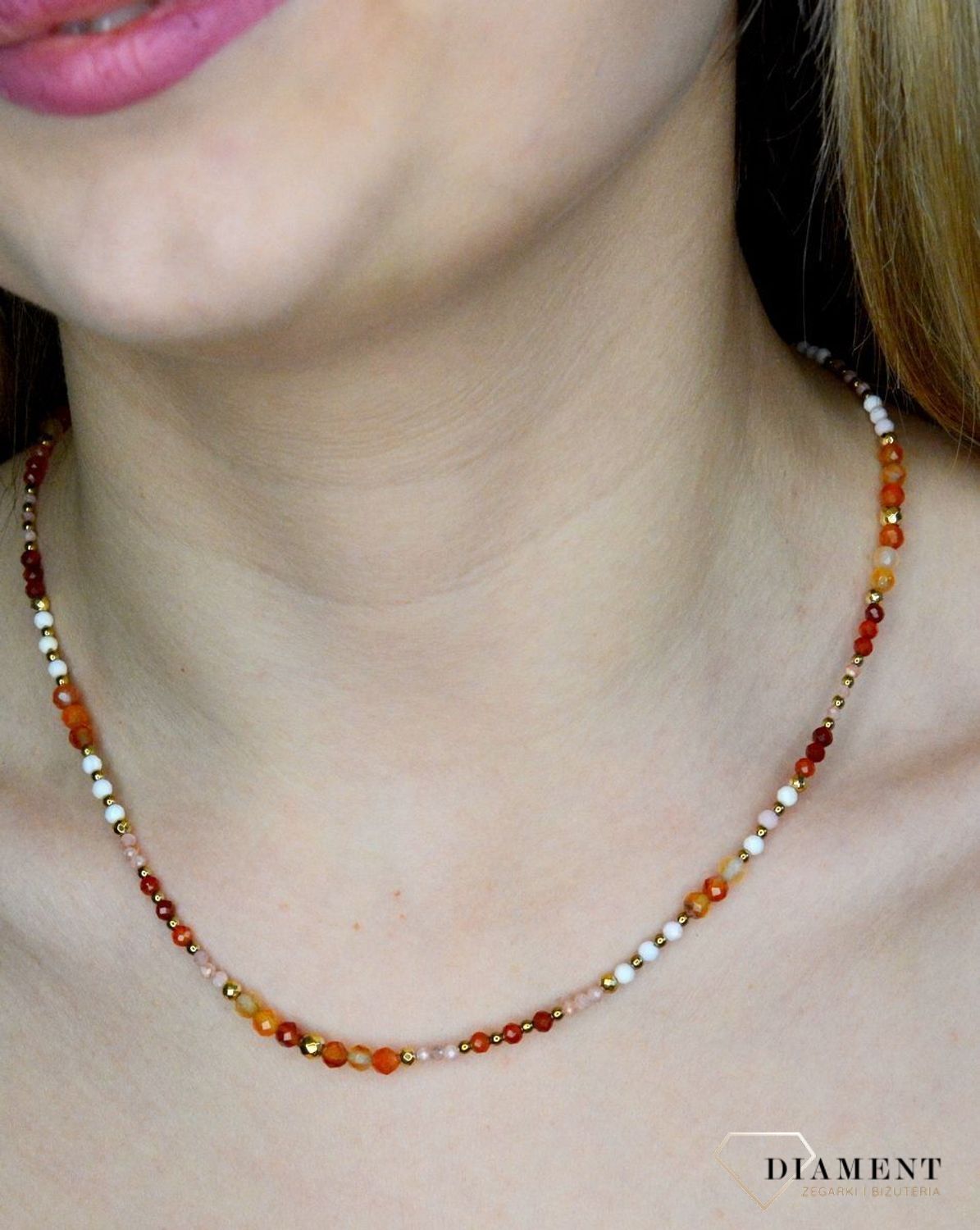 Naszyjnik damski kolorowe kamienie naturalne agat,opal,karneol DIA-NSZ-8066-925. Naszyjniki z kamieniami naturalnymi od lat zachwycają elegancją i ponadczasowym pięknem. Drobne koraliki kamieni naturalnych w odcieniach czerwie.jpg