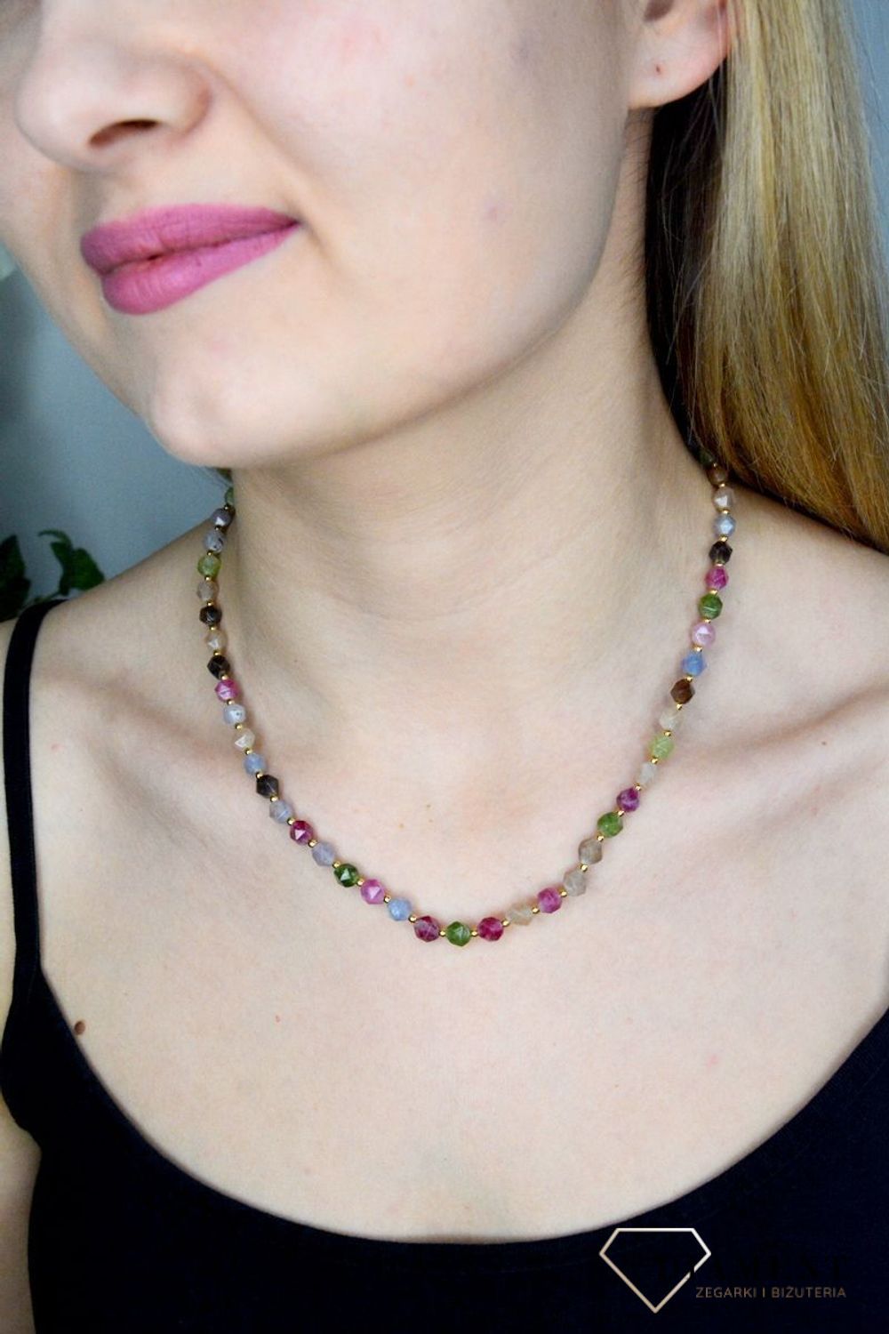 Naszyjnik damski kolorowe kamienie naturalne turmalin DIA-NSZ-8067-925. Naszyjniki z kamieniami naturalnymi od lat zachwycają elegancją i ponadczasowym pięknem. Drobne koraliki kamieni naturalnych w odcieniach różu, zieleni i.jpg