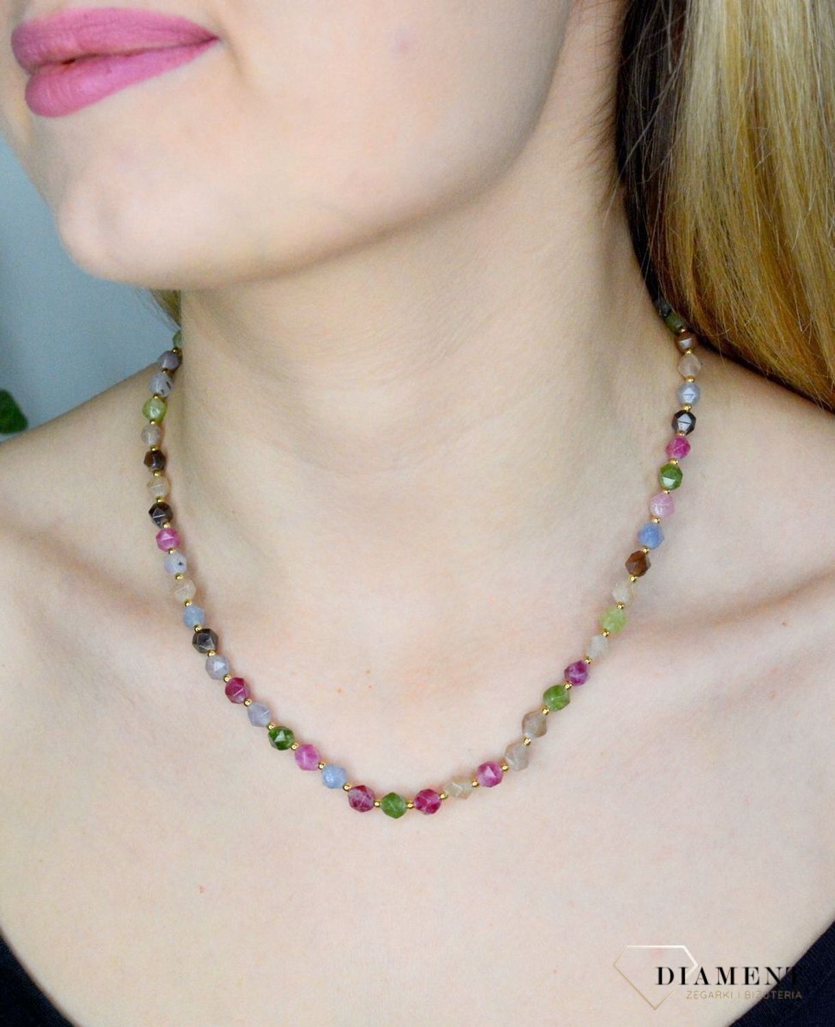 Naszyjnik damski kolorowe kamienie naturalne turmalin DIA-NSZ-8067-925. Naszyjniki z kamieniami naturalnymi od lat zachwycają elegancją i ponadczasowym pięknem. Drobne koraliki kamieni naturalnych w odcieniach różu, zieleni i.jpg
