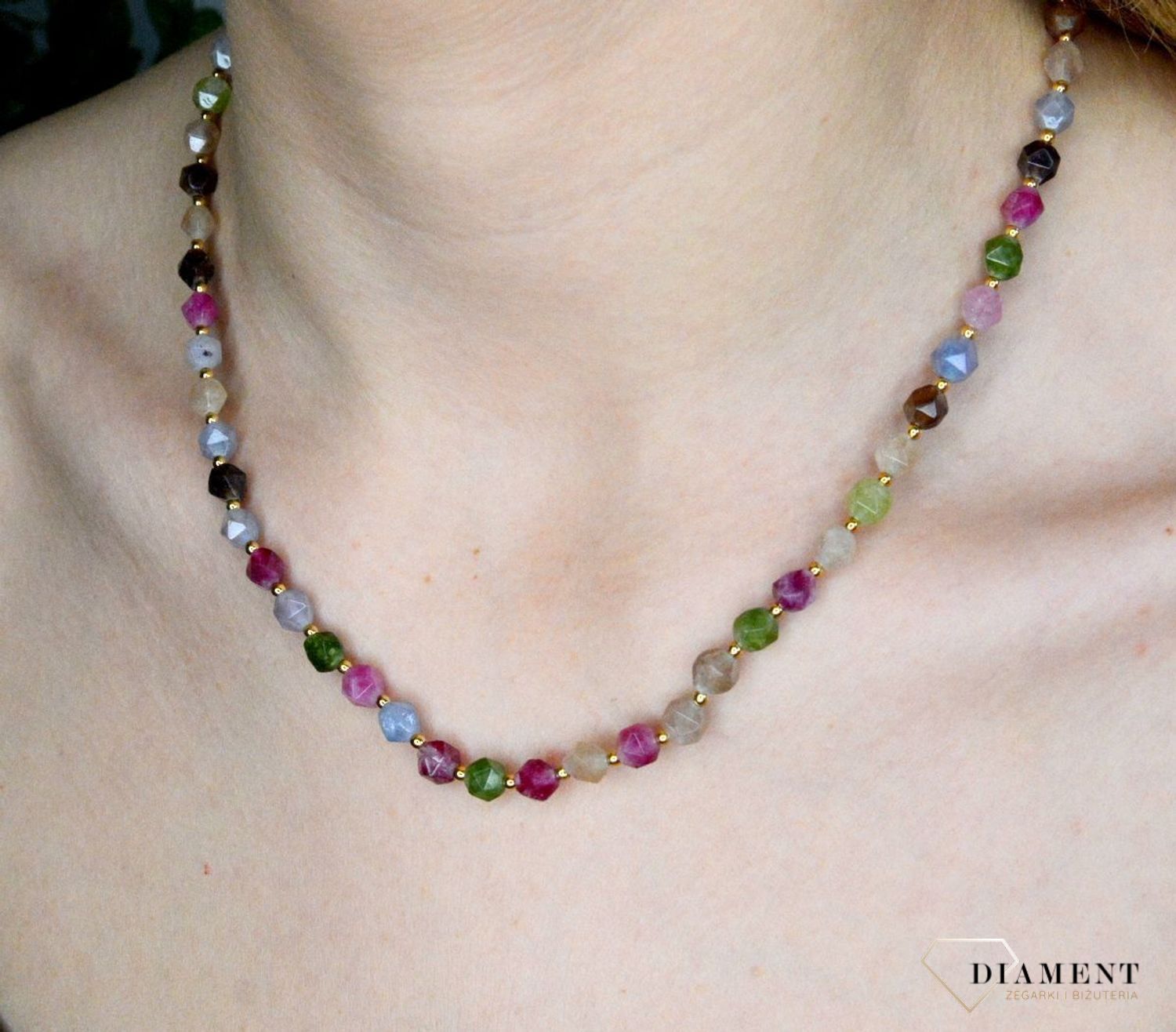 Naszyjnik damski kolorowe kamienie naturalne turmalin DIA-NSZ-8067-925. Naszyjniki z kamieniami naturalnymi od lat zachwycają elegancją i ponadczasowym pięknem. Drobne koraliki kamieni naturalnych w odcieniach różu, zieleni i.jpg