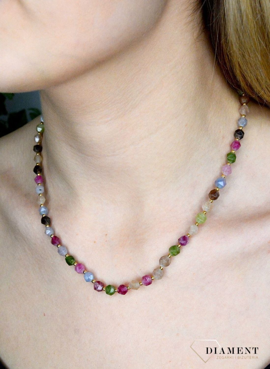 Naszyjnik damski kolorowe kamienie naturalne turmalin DIA-NSZ-8067-925. Naszyjniki z kamieniami naturalnymi od lat zachwycają elegancją i ponadczasowym pięknem. Drobne koraliki kamieni naturalnych w odcieniach różu, zieleni i.jpg