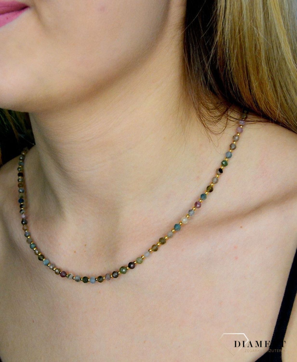 Naszyjnik damski kolorowe kamienie naturalne turmalin DIA-NSZ-8069-925.  Naszyjniki z kamieniami naturalnymi od lat zachwycają elegancją i ponadczasowym pięknem. Drobne koraliki kamieni naturalnych w kolorach niebieskim, zielo.jpg