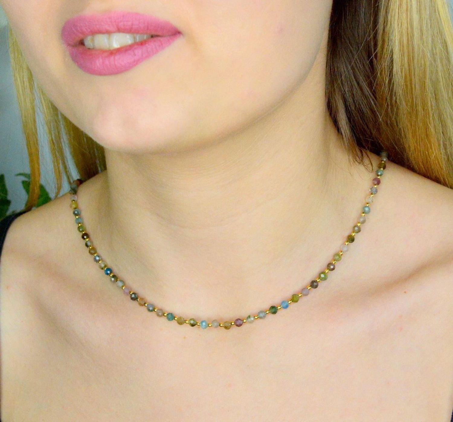 Naszyjnik damski kolorowe kamienie naturalne turmalin DIA-NSZ-8069-925.  Naszyjniki z kamieniami naturalnymi od lat zachwycają elegancją i ponadczasowym pięknem. Drobne koraliki kamieni naturalnych w kolorach niebieskim, zielo.jpg