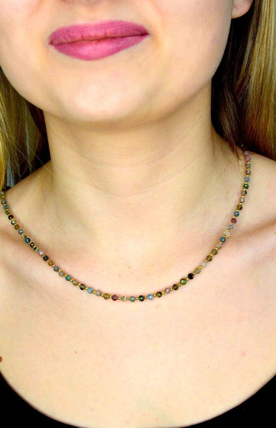 Naszyjnik damski kolorowe kamienie naturalne turmalin DIA-NSZ-8069-925.  Naszyjniki z kamieniami naturalnymi od lat zachwycają elegancją i ponadczasowym pięknem. Drobne koraliki kamieni naturalnych w kolorach niebieskim, zielo.jpg