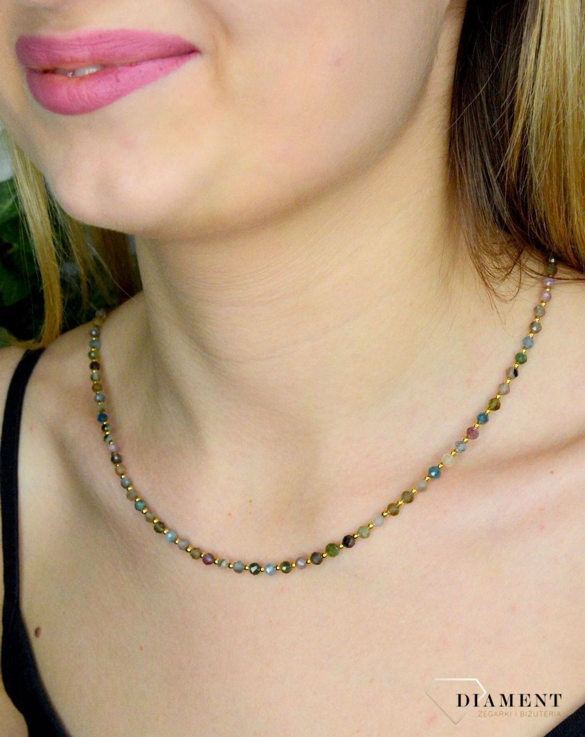 Naszyjnik damski kolorowe kamienie naturalne turmalin DIA-NSZ-8069-925.  Naszyjniki z kamieniami naturalnymi od lat zachwycają elegancją i ponadczasowym pięknem. Drobne koraliki kamieni naturalnych w kolorach niebieskim, zielo.jpg