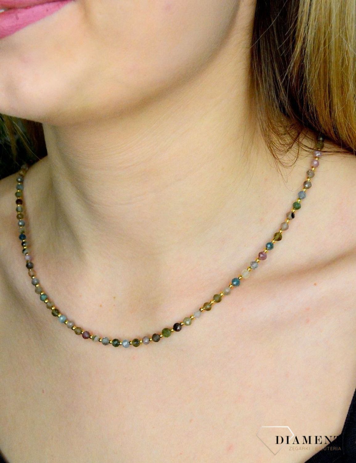 Naszyjnik damski kolorowe kamienie naturalne turmalin DIA-NSZ-8069-925.  Naszyjniki z kamieniami naturalnymi od lat zachwycają elegancją i ponadczasowym pięknem. Drobne koraliki kamieni naturalnych w kolorach niebieskim, zielo.jpg