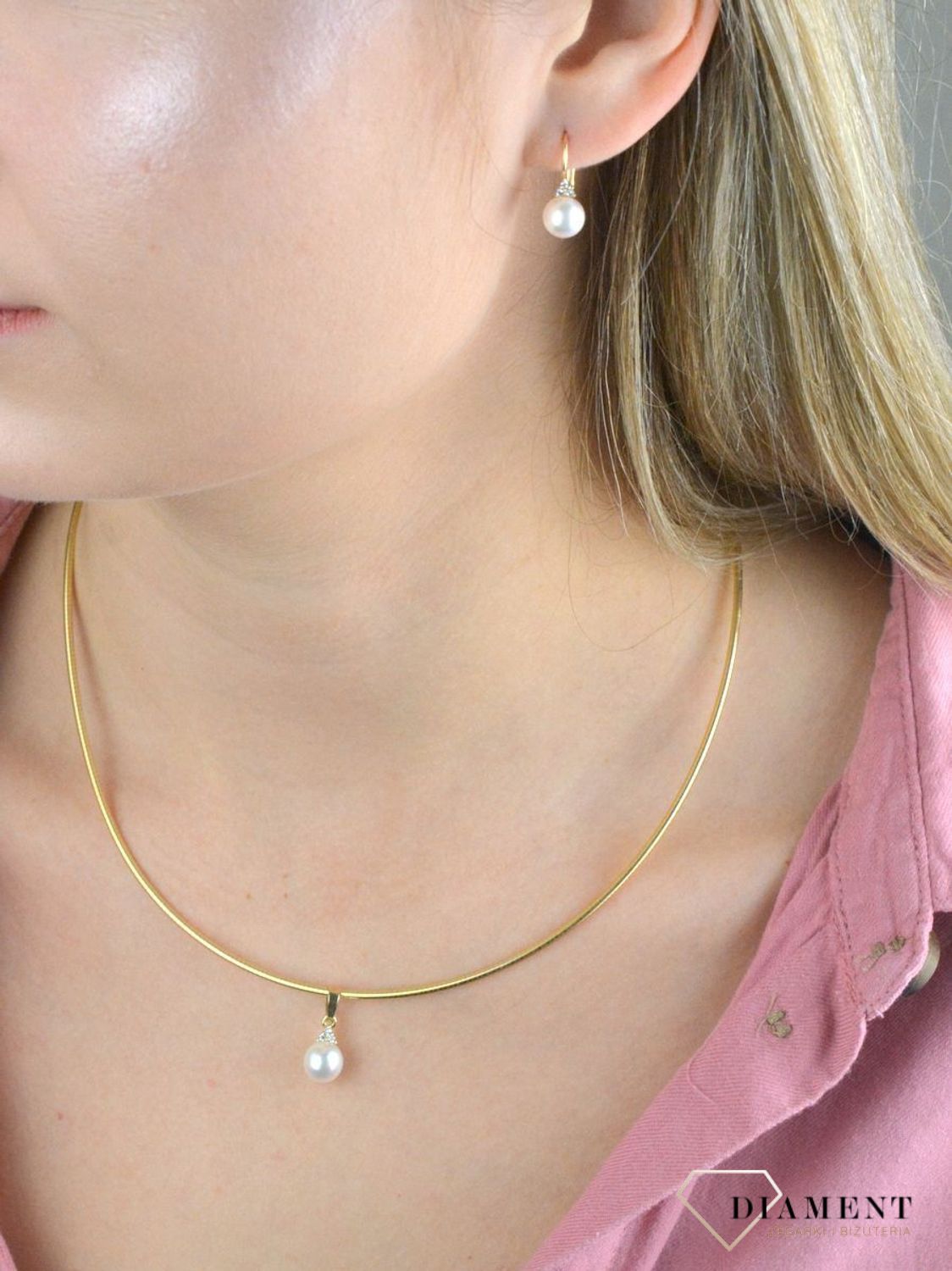 Złoty naszyjnik 585 damski sztywna linka DIA-NSZ-8072-585. Wzór z żółtego złota łączy subtelność podwójnego łańcuszka z harmonią. Biżuteria wspaniale rozświetli dekolt, stanowiąc jednocześnie niezwykle kobiecy element. Waga na.jpg