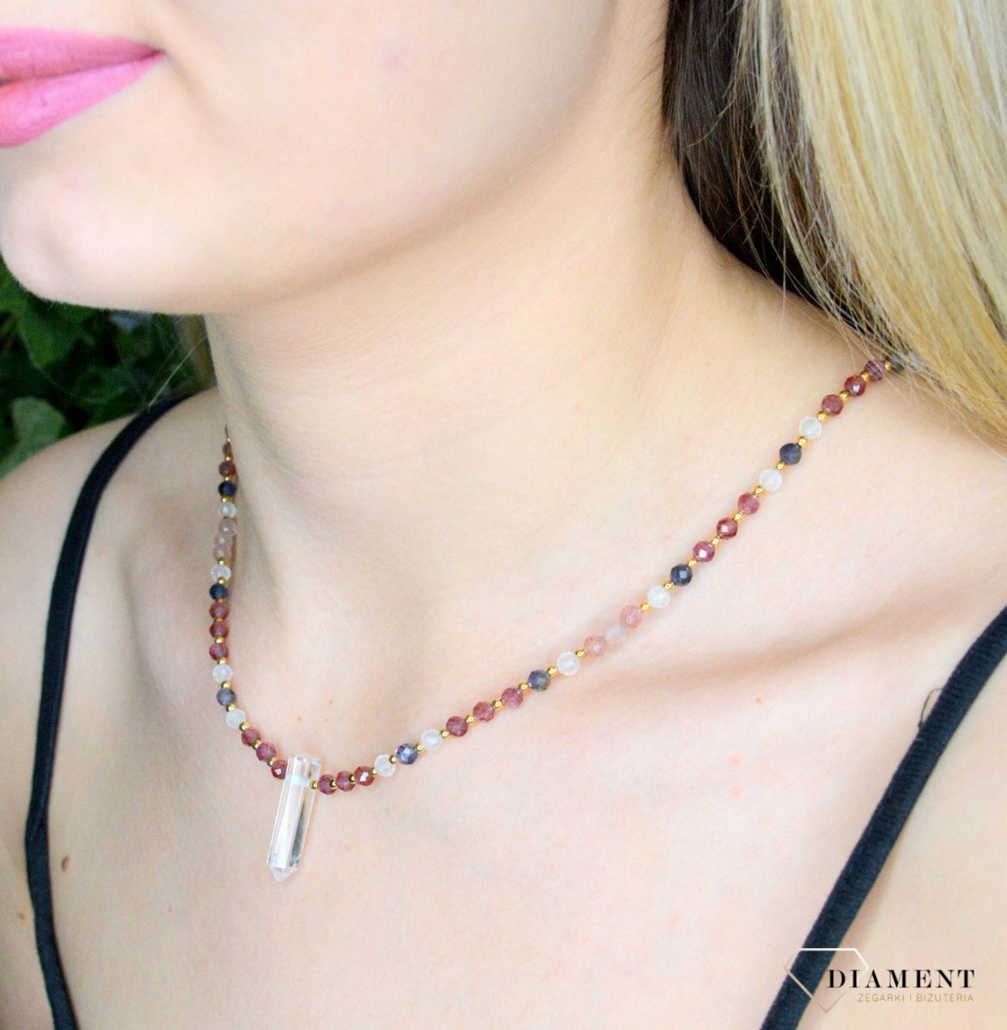 Naszyjnik damski kolorowe kamienie naturalne granat, kamień księżycowy, kryształ górski DIA-NSZ-8126-925.Naszyjniki z kamieniami naturalnymi od lat zachwycają elegancją i ponadczasowym pięknem. Drobne koraliki kamieni naturaln.jpg