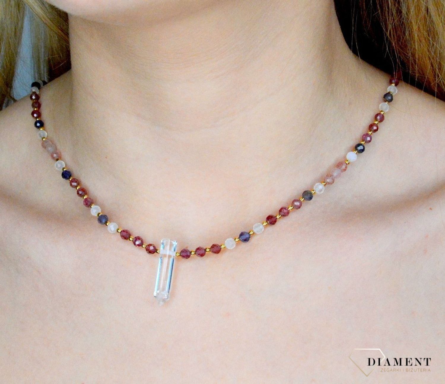 Naszyjnik damski kolorowe kamienie naturalne granat, kamień księżycowy, kryształ górski DIA-NSZ-8126-925.Naszyjniki z kamieniami naturalnymi od lat zachwycają elegancją i ponadczasowym pięknem. Drobne koraliki kamieni naturaln.jpg