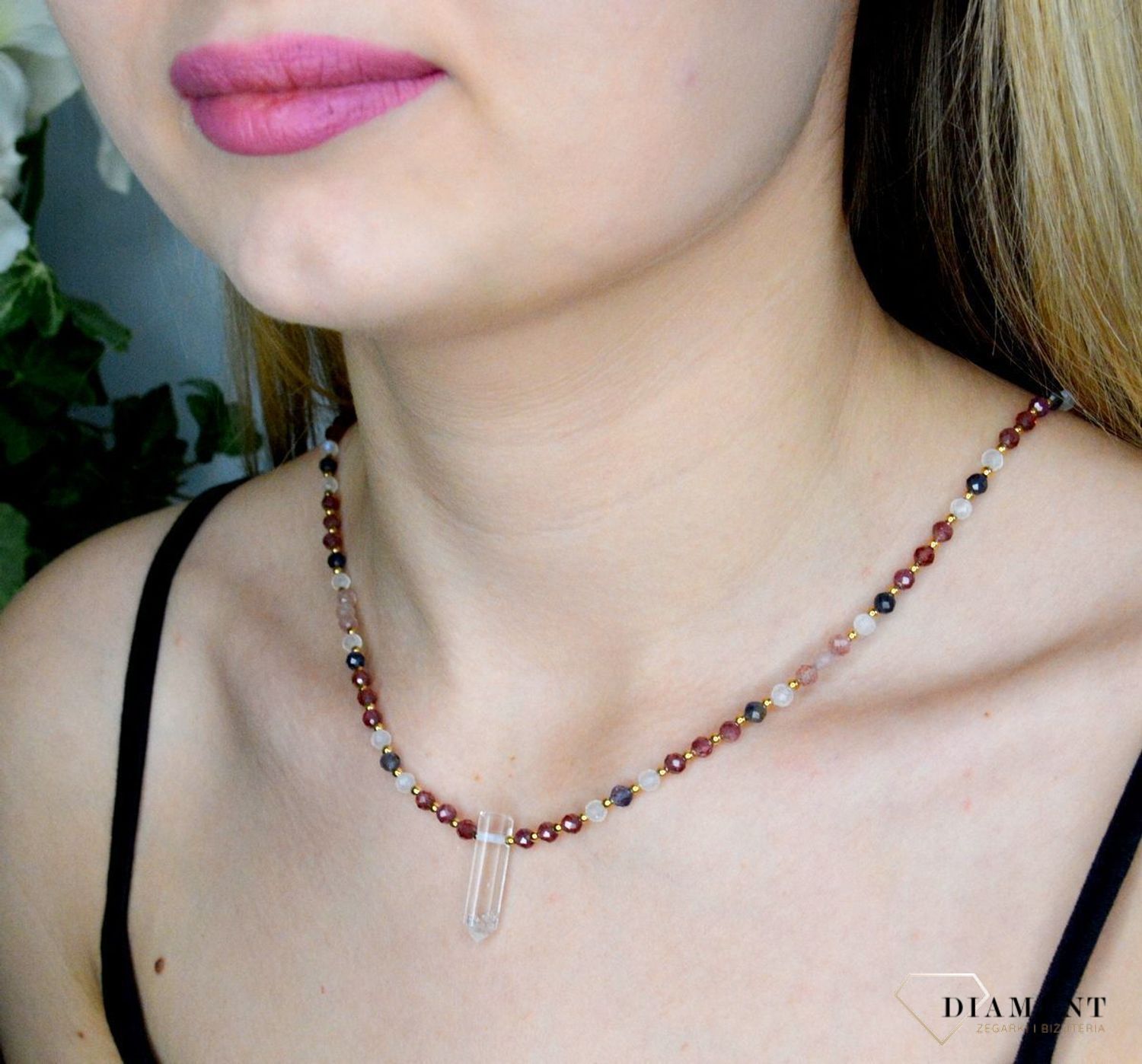 Naszyjnik damski kolorowe kamienie naturalne granat, kamień księżycowy, kryształ górski DIA-NSZ-8126-925.Naszyjniki z kamieniami naturalnymi od lat zachwycają elegancją i ponadczasowym pięknem. Drobne koraliki kamieni naturaln.jpg