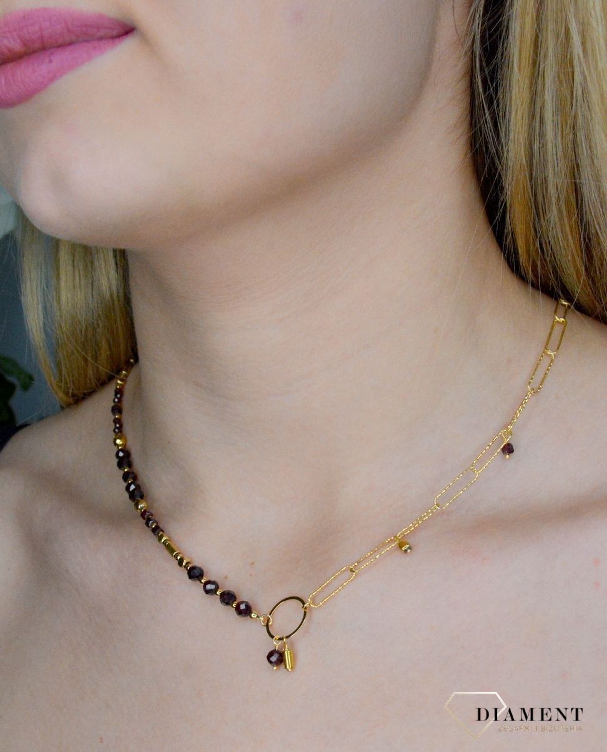 Naszyjnik damski kolorowe kamienie naturalne granat DIA-NSZ-8128-925. Drobne koraliki kamieni naturalnych w kolorze bordowym i złotym. Naszyjnik to niezwykle wyjątkowy i nietuzinkowy dodatek, który doskonale sprawdzi się w sty.jpg