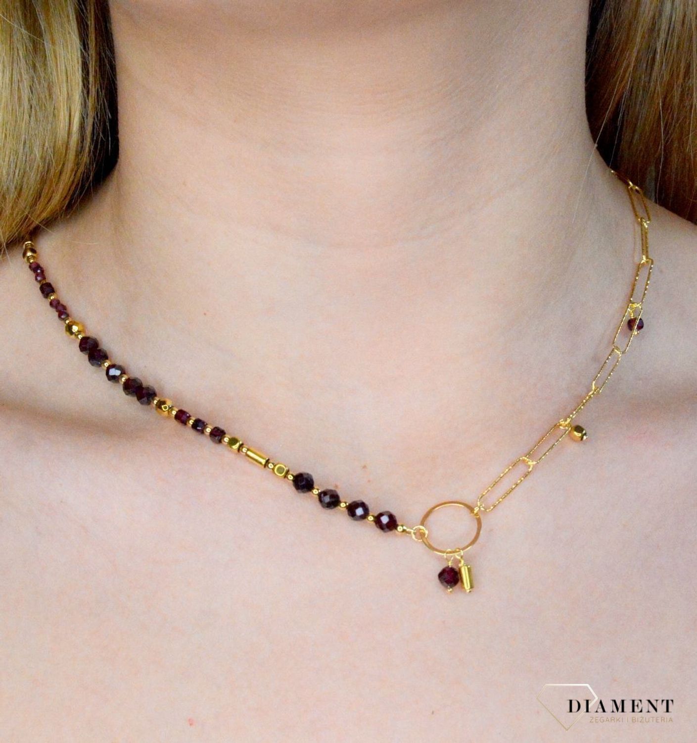 Naszyjnik damski kolorowe kamienie naturalne granat DIA-NSZ-8128-925. Drobne koraliki kamieni naturalnych w kolorze bordowym i złotym. Naszyjnik to niezwykle wyjątkowy i nietuzinkowy dodatek, który doskonale sprawdzi się w sty.jpg