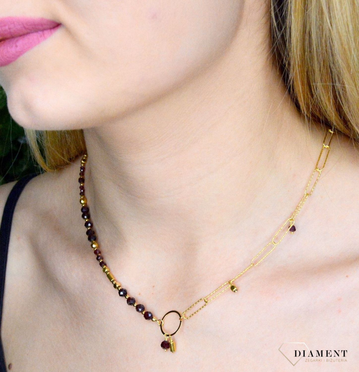Naszyjnik damski kolorowe kamienie naturalne granat DIA-NSZ-8128-925. Drobne koraliki kamieni naturalnych w kolorze bordowym i złotym. Naszyjnik to niezwykle wyjątkowy i nietuzinkowy dodatek, który doskonale sprawdzi się w sty.jpg