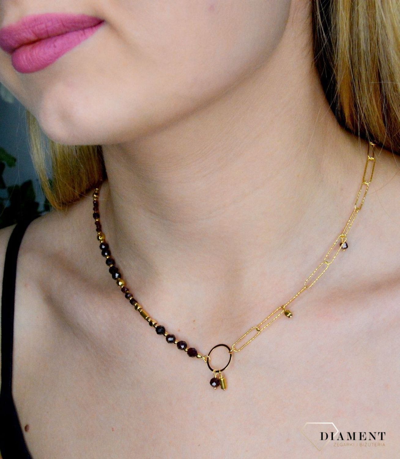 Naszyjnik damski kolorowe kamienie naturalne granat DIA-NSZ-8128-925. Drobne koraliki kamieni naturalnych w kolorze bordowym i złotym. Naszyjnik to niezwykle wyjątkowy i nietuzinkowy dodatek, który doskonale sprawdzi się w sty.jpg