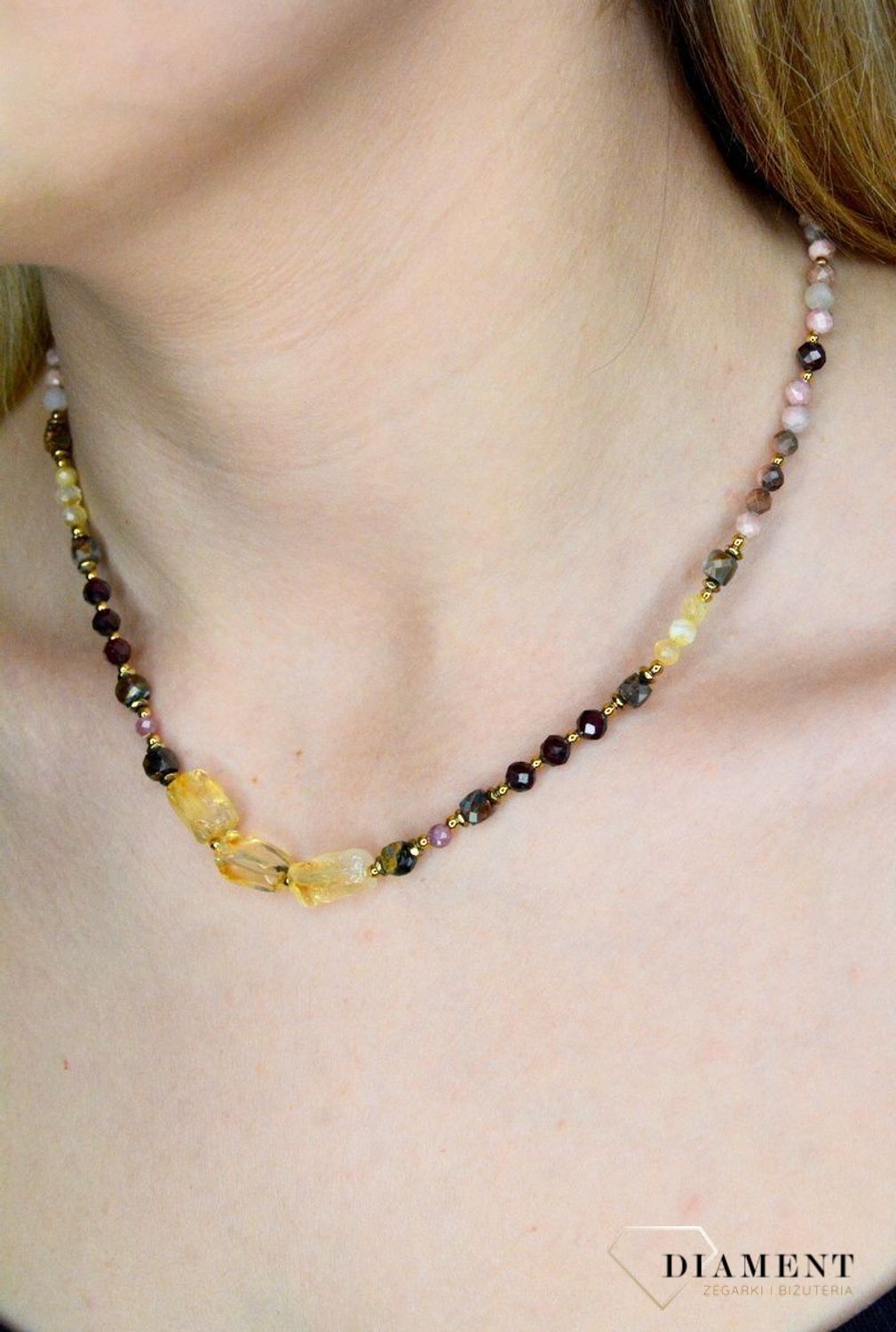 Naszyjnik damski kolorowe kamienie naturalne granat, cytryn, rodonit DIA-NSZ-8129-925. Naszyjniki z kamieniami naturalnymi od lat zachwycają elegancją i ponadczasowym pięknem. Drobne koraliki kamieni naturalnych w odcieniach r.jpg