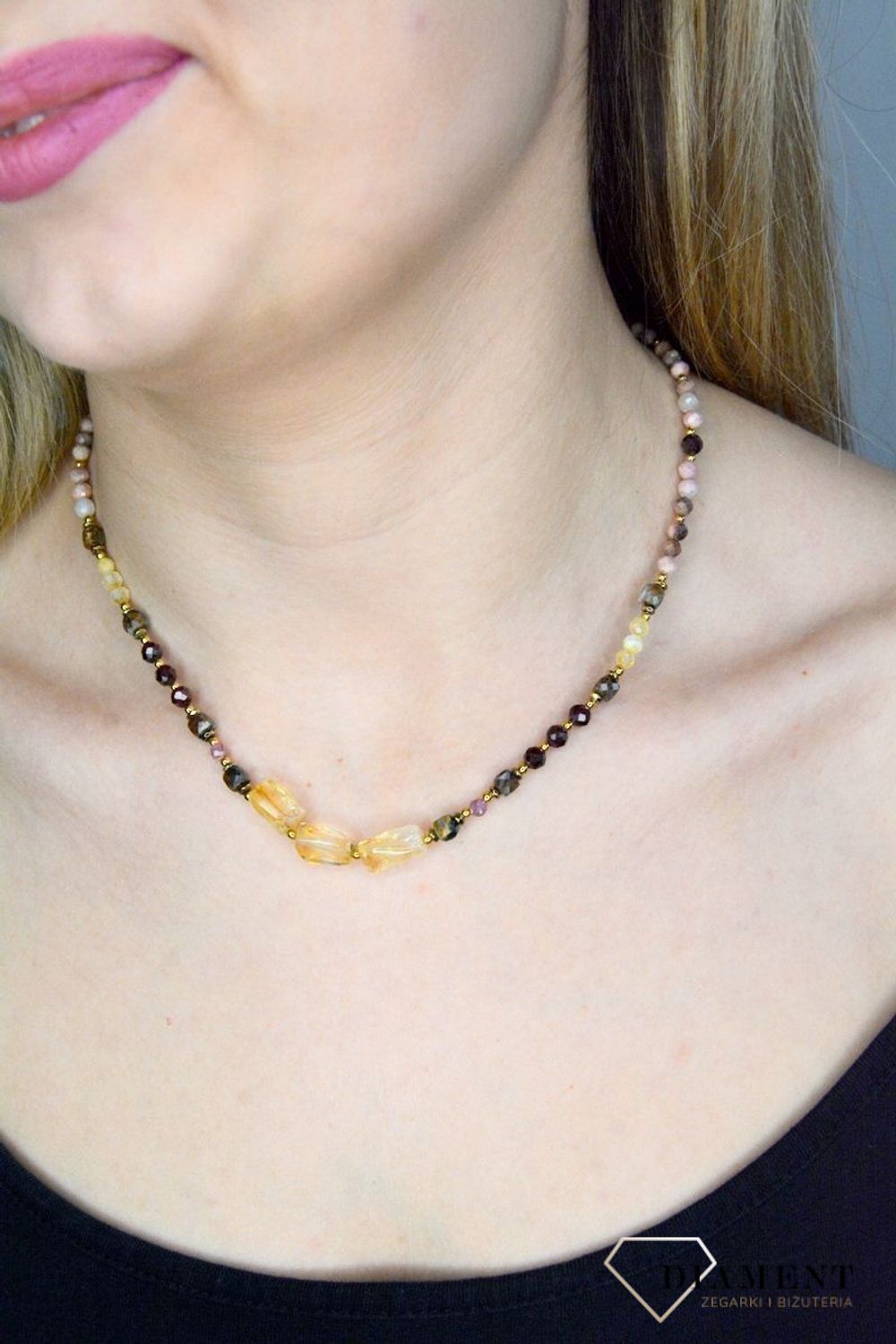 Naszyjnik damski kolorowe kamienie naturalne granat, cytryn, rodonit DIA-NSZ-8129-925. Naszyjniki z kamieniami naturalnymi od lat zachwycają elegancją i ponadczasowym pięknem. Drobne koraliki kamieni naturalnych w odcieniach r.jpg