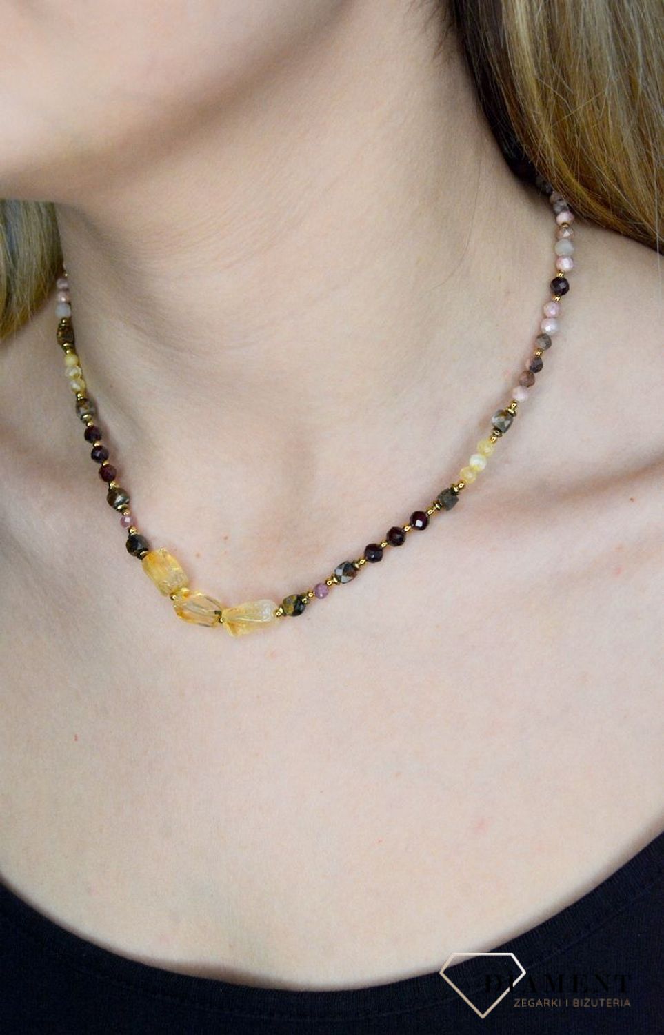 Naszyjnik damski kolorowe kamienie naturalne granat, cytryn, rodonit DIA-NSZ-8129-925. Naszyjniki z kamieniami naturalnymi od lat zachwycają elegancją i ponadczasowym pięknem. Drobne koraliki kamieni naturalnych w odcieniach r.jpg