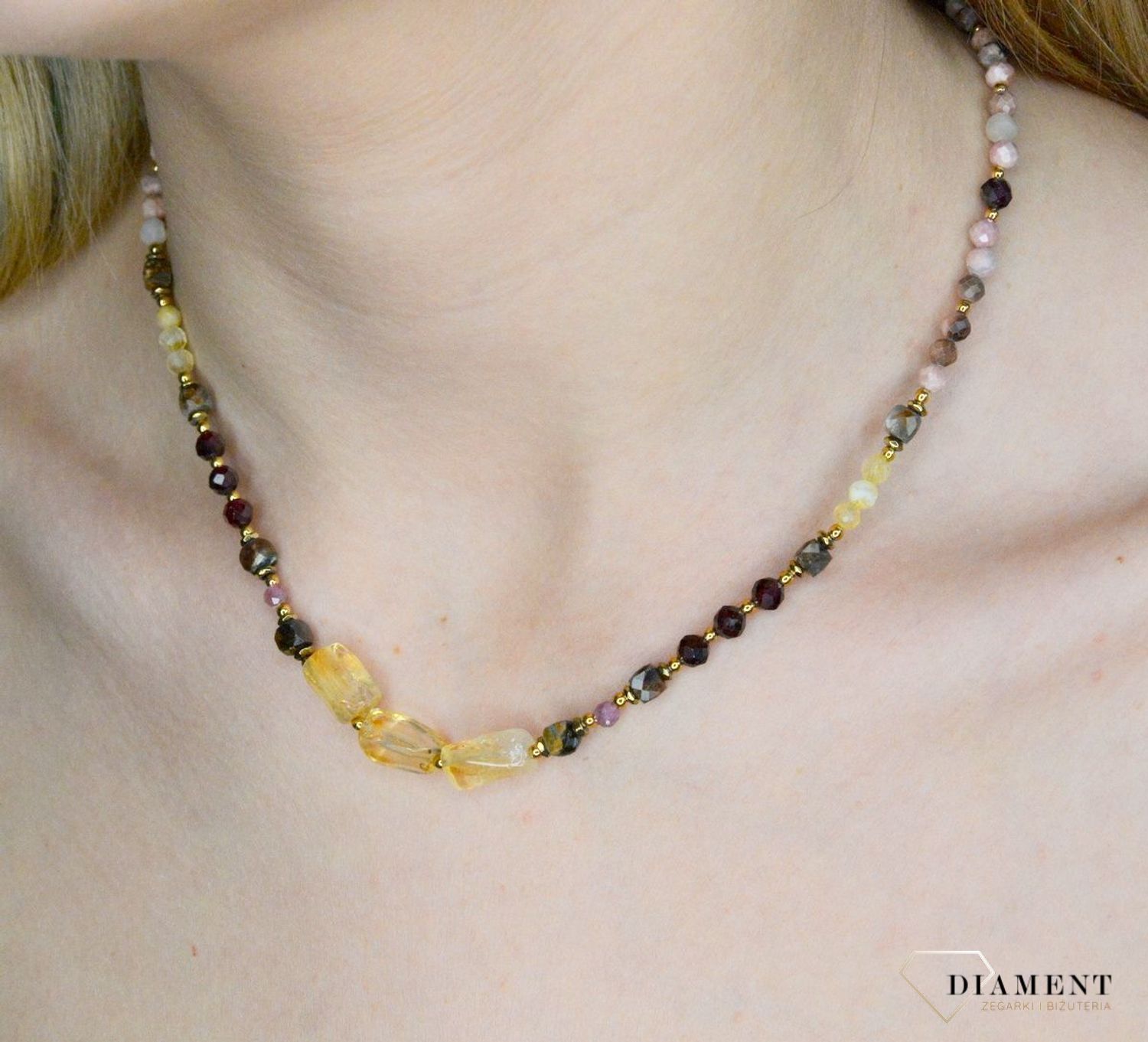 Naszyjnik damski kolorowe kamienie naturalne granat, cytryn, rodonit DIA-NSZ-8129-925. Naszyjniki z kamieniami naturalnymi od lat zachwycają elegancją i ponadczasowym pięknem. Drobne koraliki kamieni naturalnych w odcieniach r.jpg