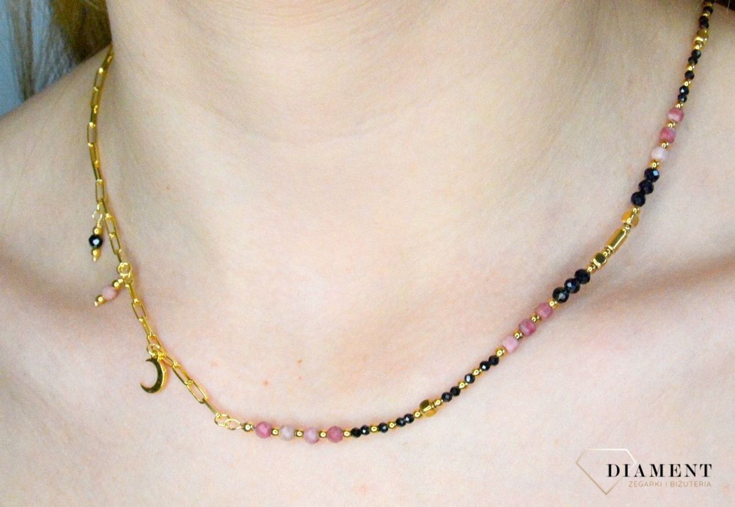 Naszyjnik damski kamienie naturalne rodonit, spinel DIA-NSZ-8131-925. Naszyjniki z kamieniami naturalnymi od lat zachwycają elegancją i ponadczasowym pięknem. Drobne koraliki kamieni naturalnych w odcieniach różu, czerni i zło.jpg