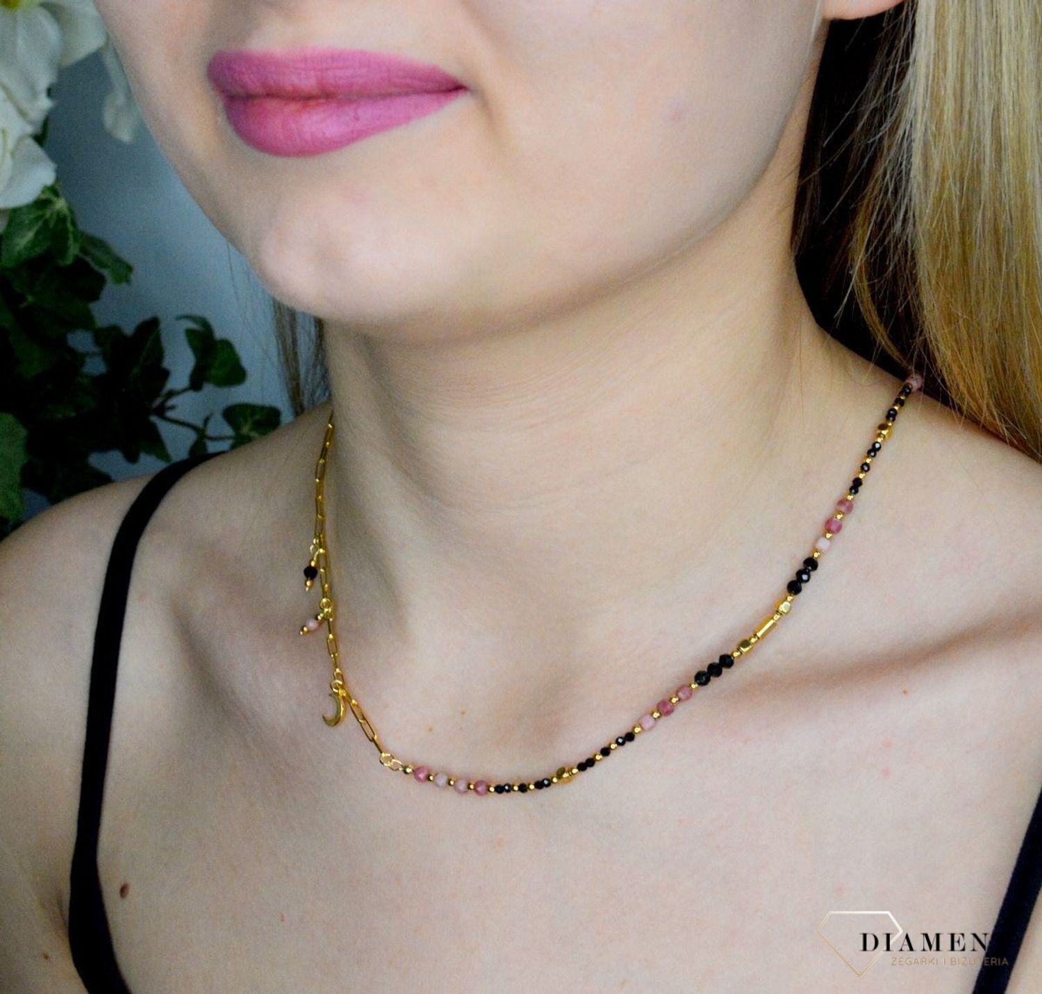 Naszyjnik damski kamienie naturalne rodonit, spinel DIA-NSZ-8131-925. Naszyjniki z kamieniami naturalnymi od lat zachwycają elegancją i ponadczasowym pięknem. Drobne koraliki kamieni naturalnych w odcieniach różu, czerni i zło.jpg