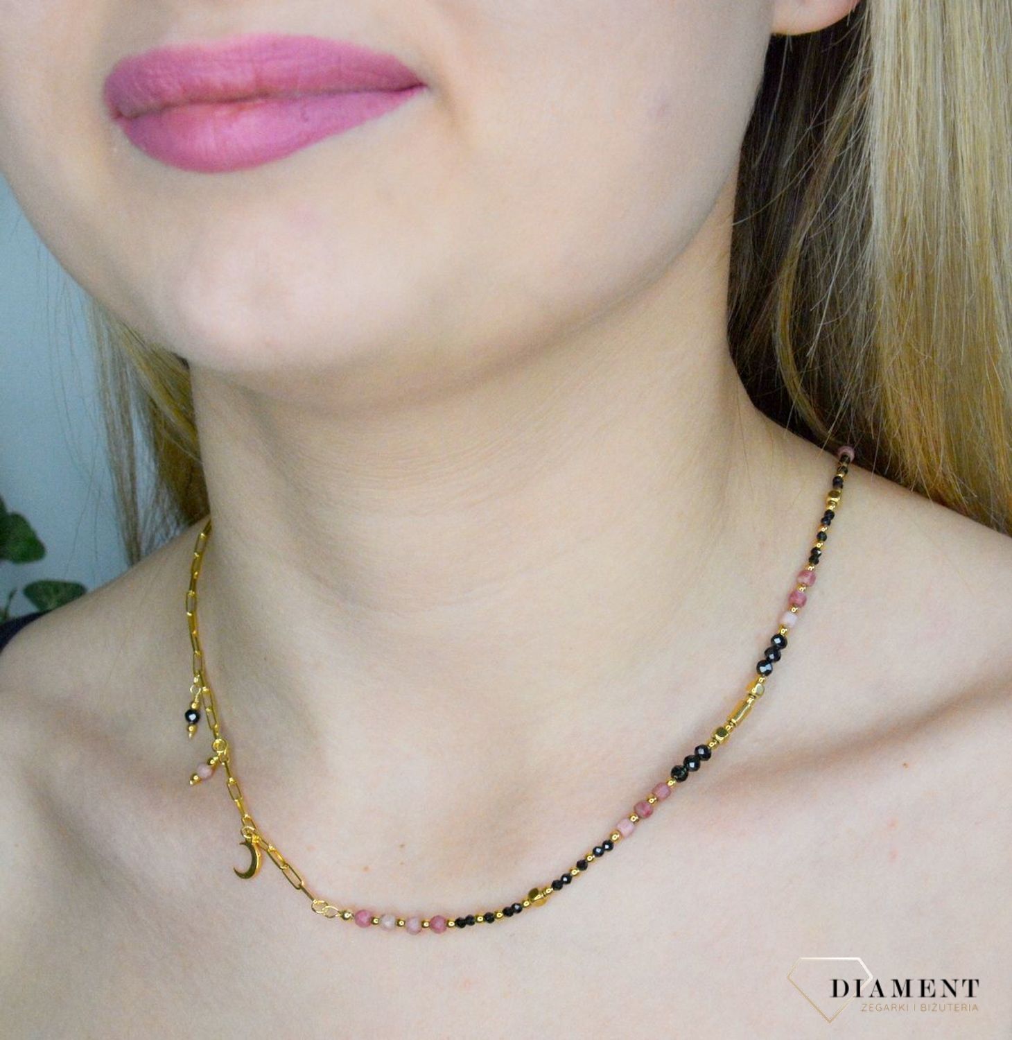 Naszyjnik damski kamienie naturalne rodonit, spinel DIA-NSZ-8131-925. Naszyjniki z kamieniami naturalnymi od lat zachwycają elegancją i ponadczasowym pięknem. Drobne koraliki kamieni naturalnych w odcieniach różu, czerni i zło.jpg