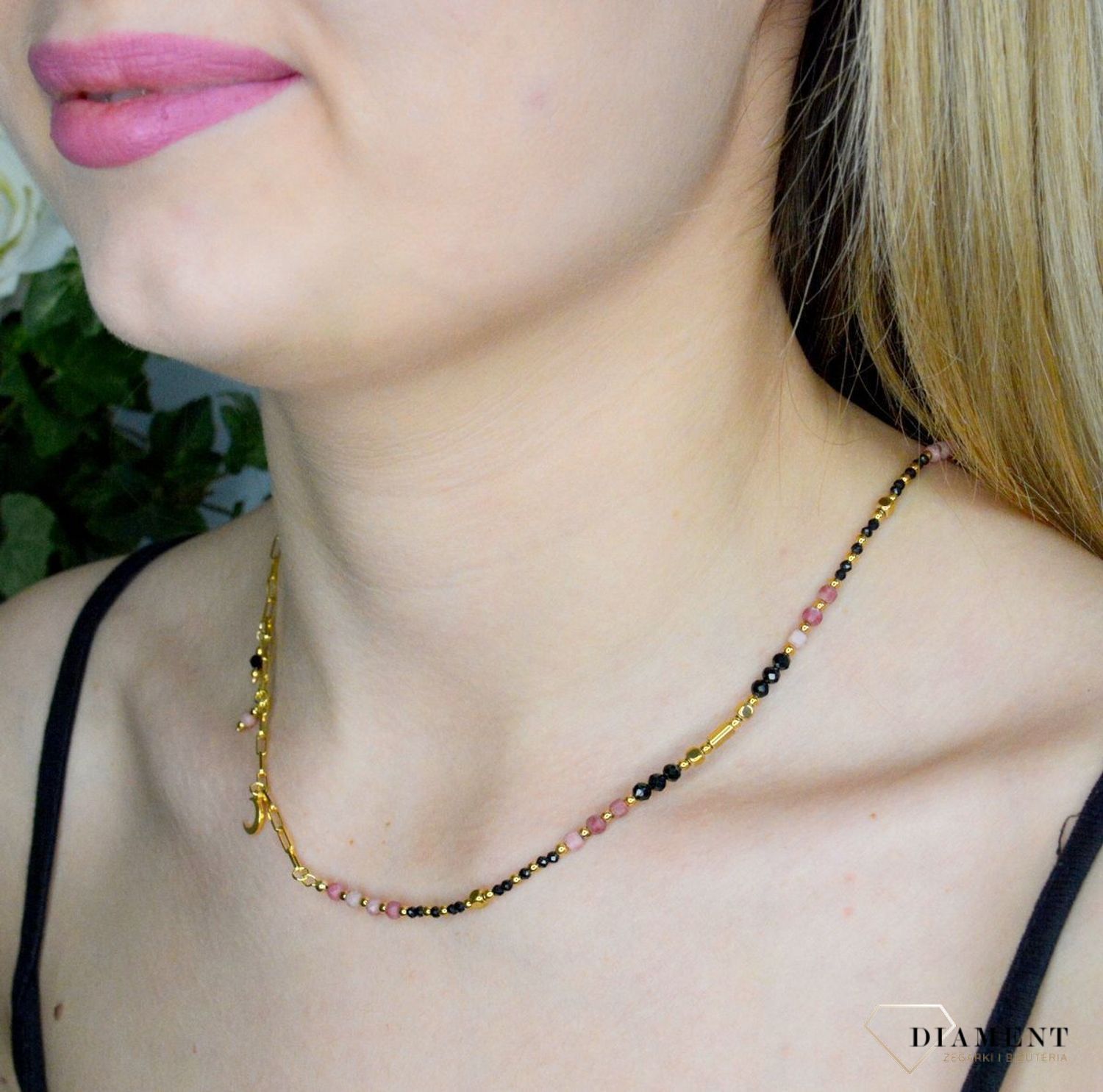 Naszyjnik damski kamienie naturalne rodonit, spinel DIA-NSZ-8131-925. Naszyjniki z kamieniami naturalnymi od lat zachwycają elegancją i ponadczasowym pięknem. Drobne koraliki kamieni naturalnych w odcieniach różu, czerni i zło.jpg