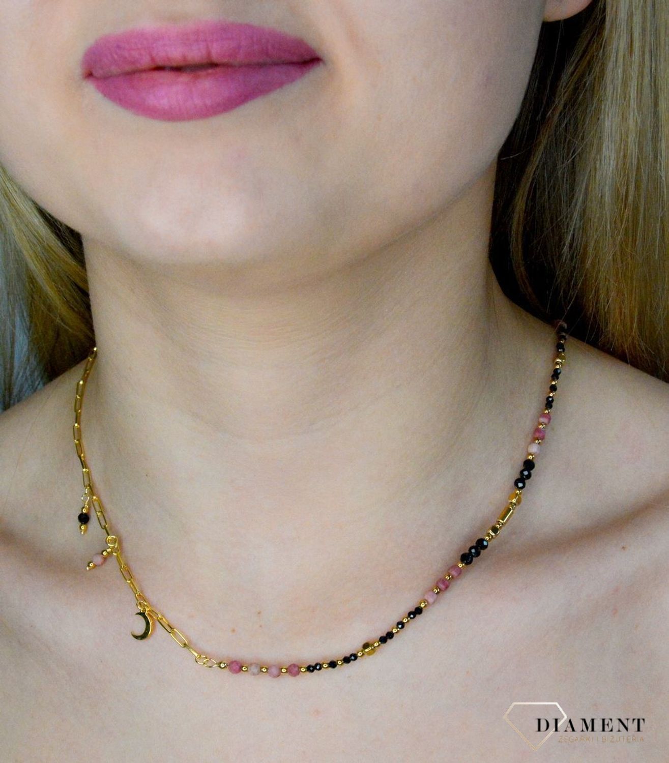 Naszyjnik damski kamienie naturalne rodonit, spinel DIA-NSZ-8131-925. Naszyjniki z kamieniami naturalnymi od lat zachwycają elegancją i ponadczasowym pięknem. Drobne koraliki kamieni naturalnych w odcieniach różu, czerni i zło.jpg