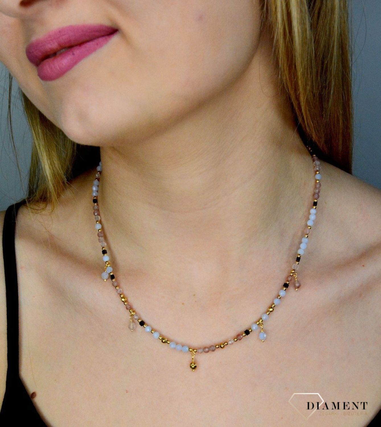 Naszyjnik damski kolorowe kamienie naturalne kwarc truskawkowy, chalcedon DIA-NSZ-8132-925. Naszyjniki z kamieniami naturalnymi od lat zachwycają elegancją i ponadczasowym pięknem. Drobne koraliki kamieni naturalnych w odcieni.jpg